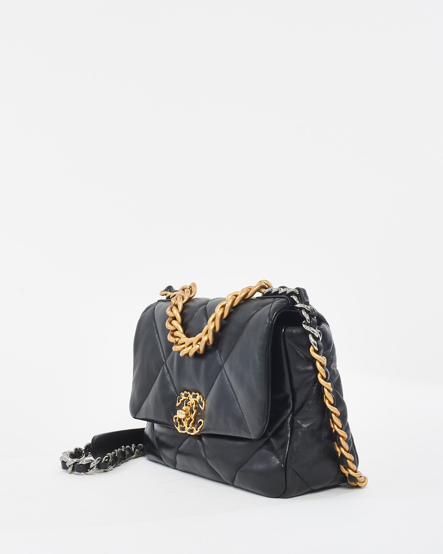 Sac à bandoulière Medium 19 en cuir matelassé noir Chanel