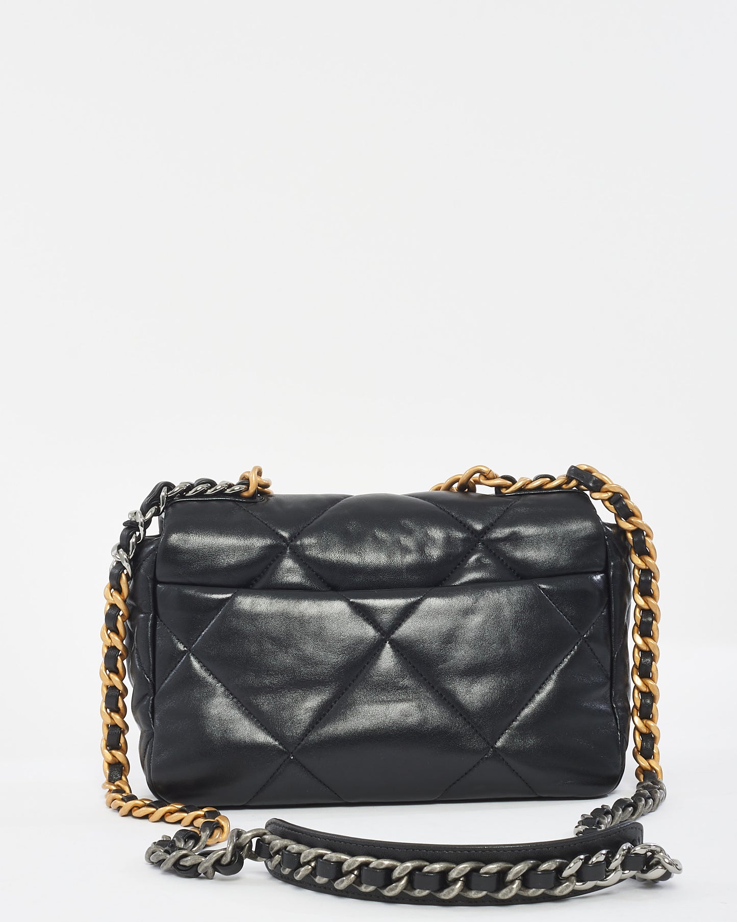 Sac à bandoulière Medium 19 en cuir matelassé noir Chanel