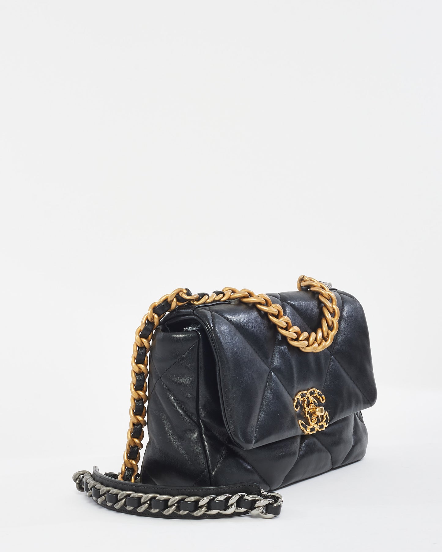 Sac à bandoulière Medium 19 en cuir matelassé noir Chanel