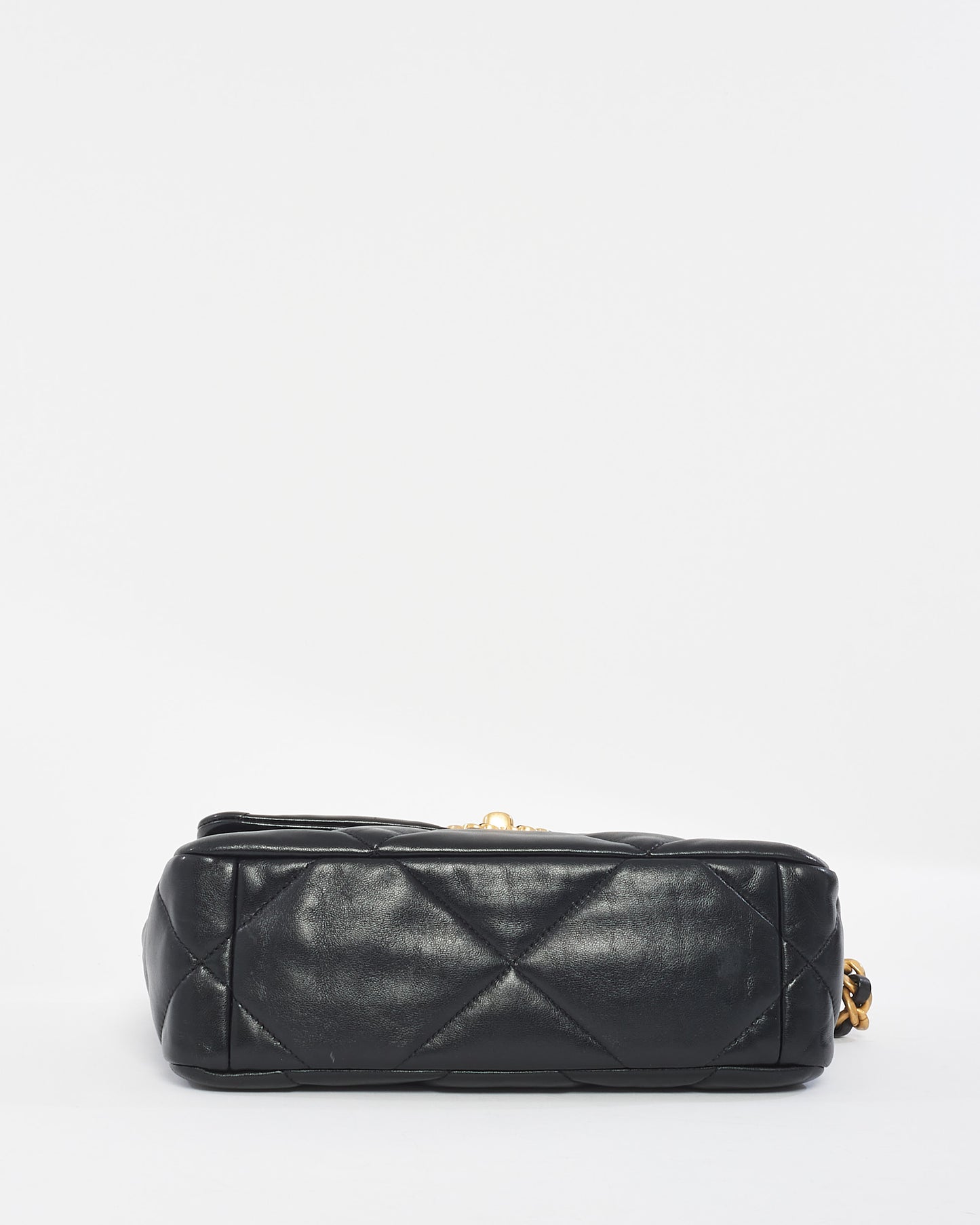 Sac à bandoulière Medium 19 en cuir matelassé noir Chanel