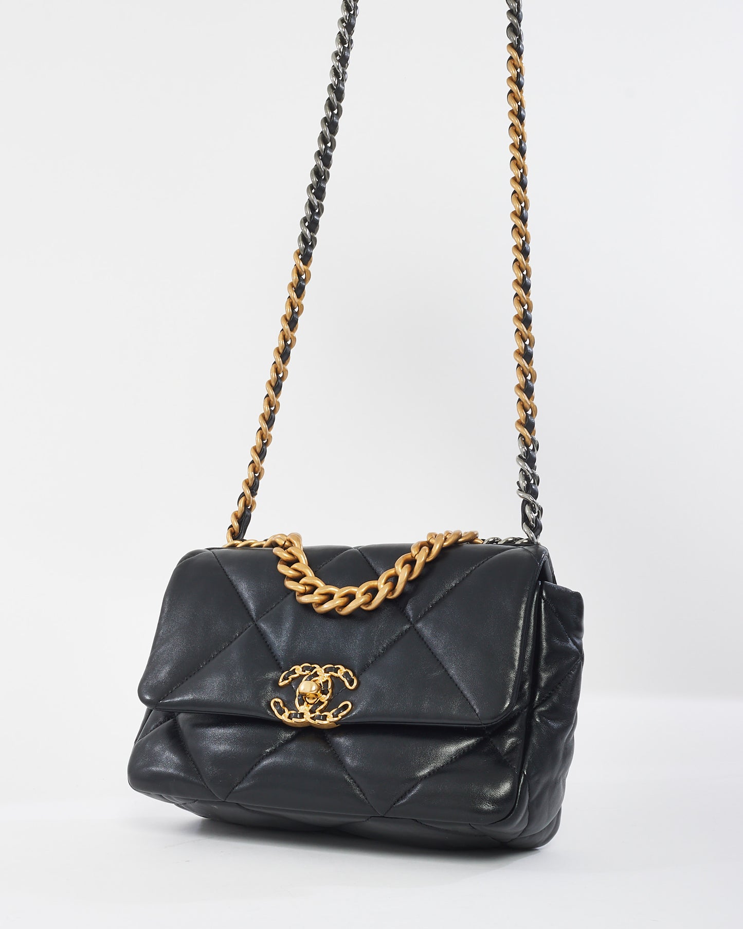 Sac à bandoulière Medium 19 en cuir matelassé noir Chanel
