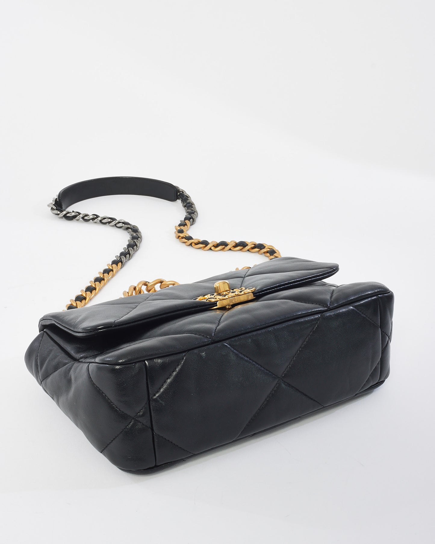 Sac à bandoulière Medium 19 en cuir matelassé noir Chanel