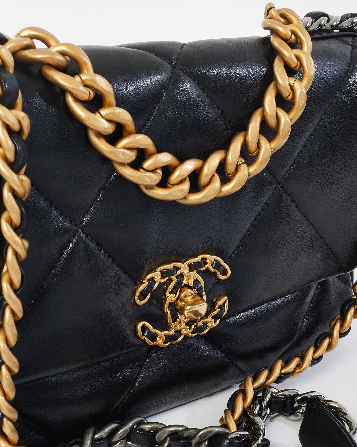 Sac à bandoulière Medium 19 en cuir matelassé noir Chanel