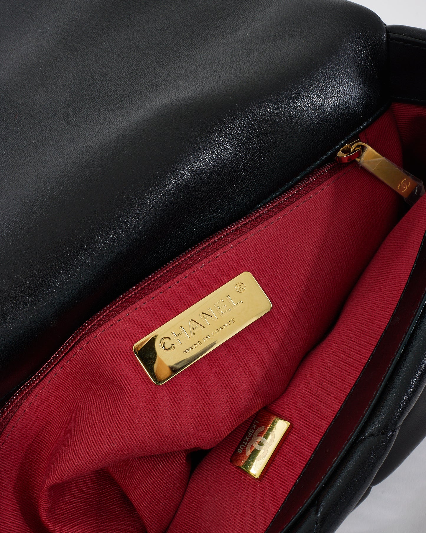 Sac à bandoulière Medium 19 en cuir matelassé noir Chanel