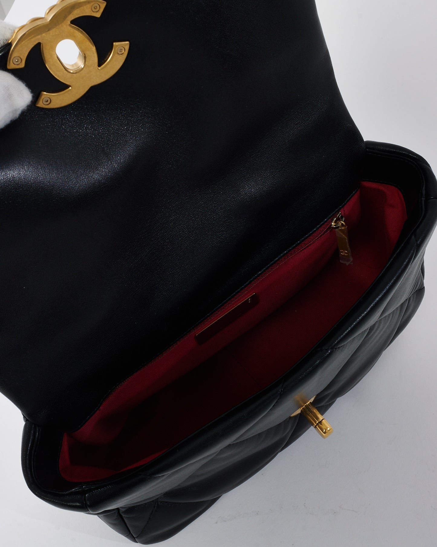 Sac à bandoulière Medium 19 en cuir matelassé noir Chanel