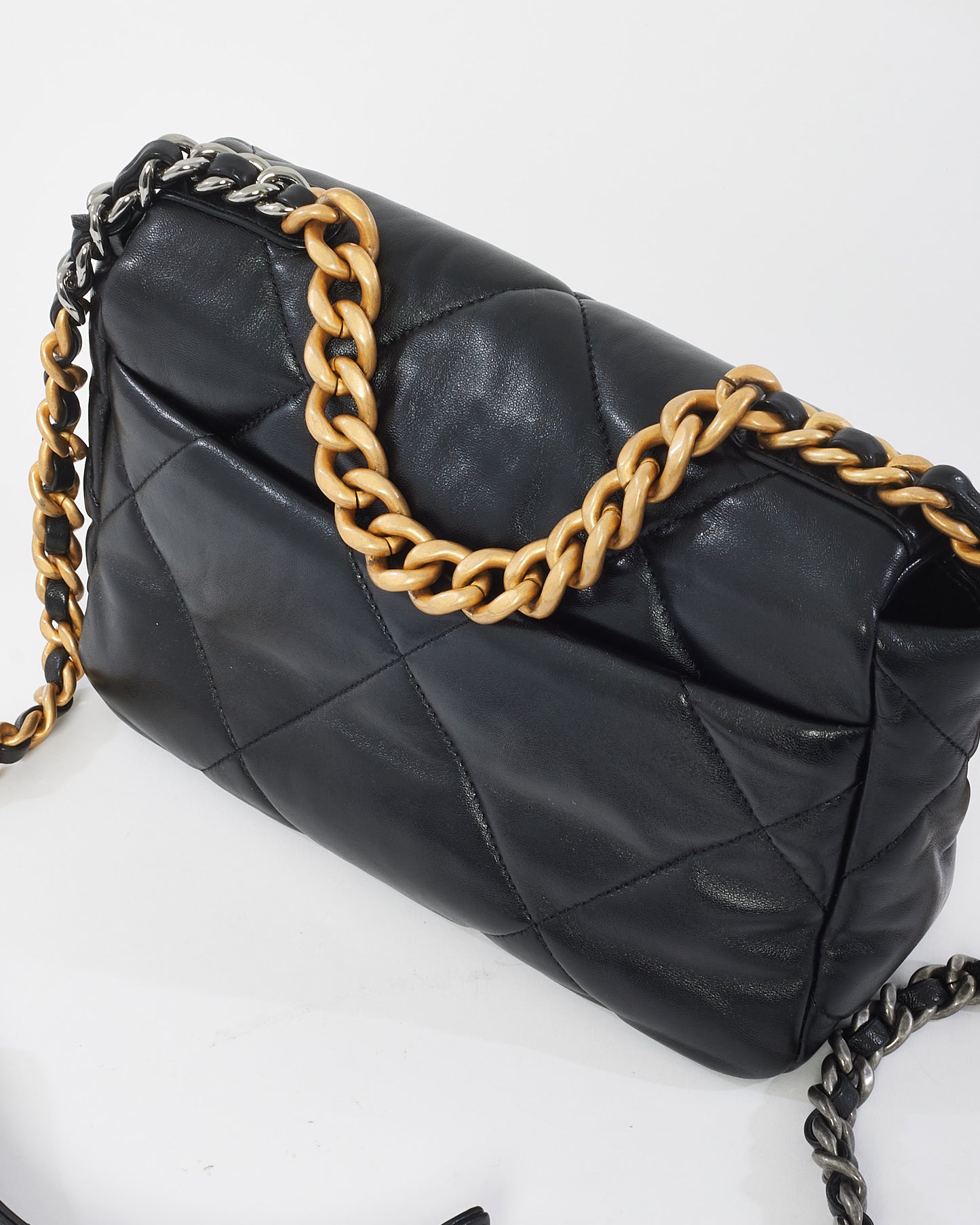 Sac à bandoulière Medium 19 en cuir matelassé noir Chanel