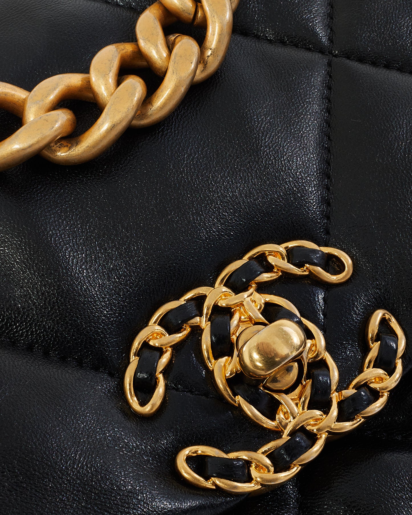 Sac à bandoulière Medium 19 en cuir matelassé noir Chanel