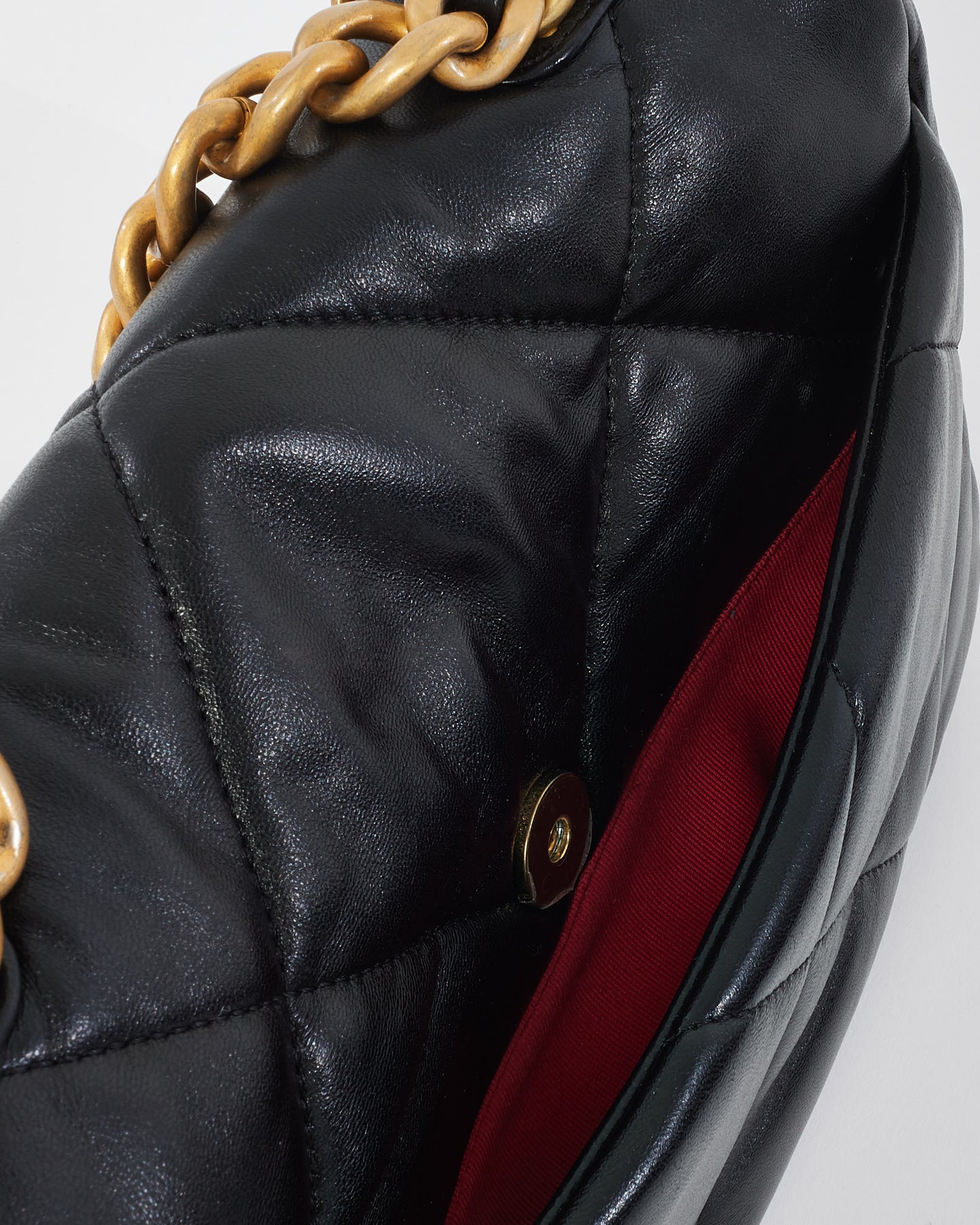 Sac à bandoulière Medium 19 en cuir matelassé noir Chanel