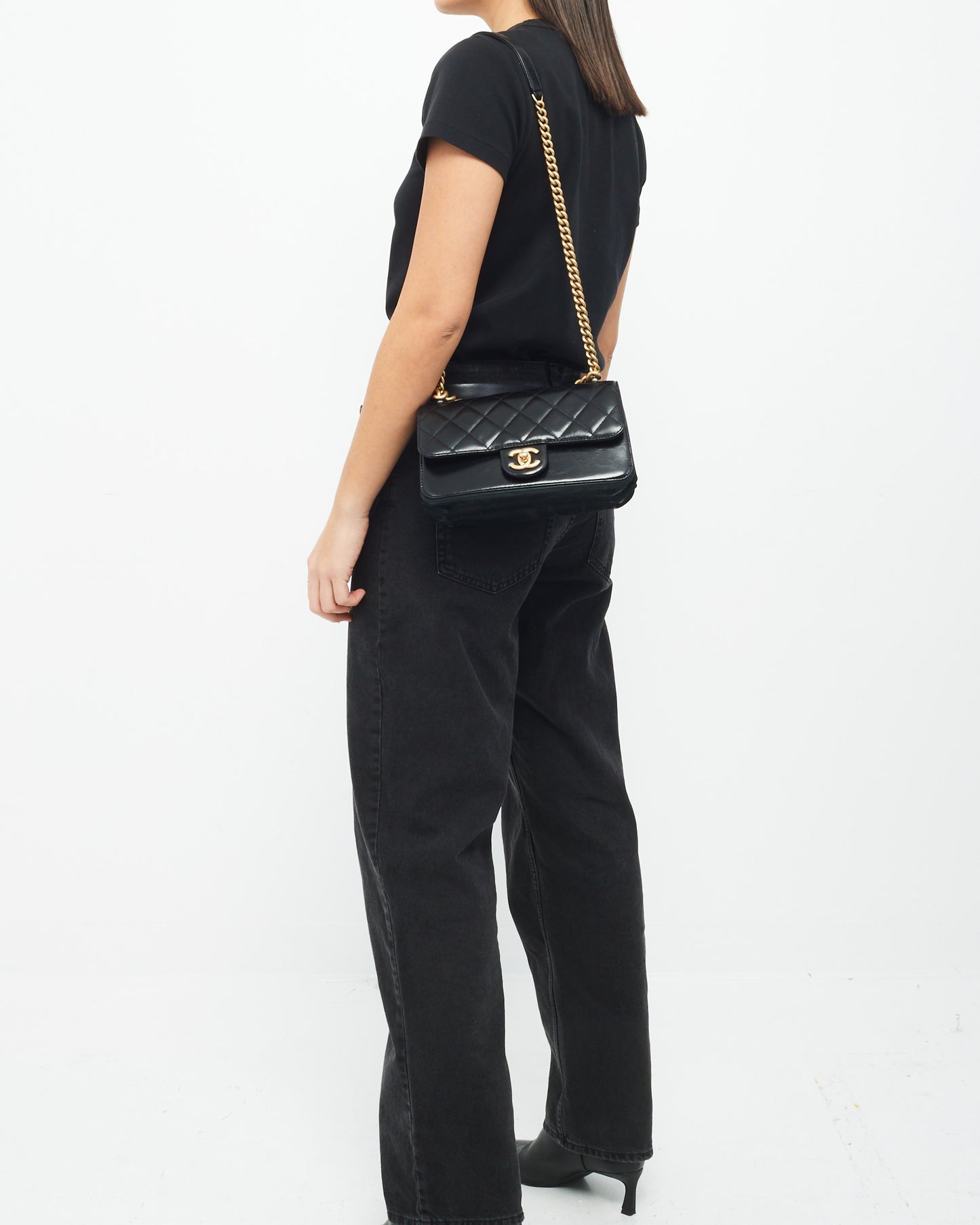 Sac à rabat droit doublé en cuir de veau matelassé noir Chanel