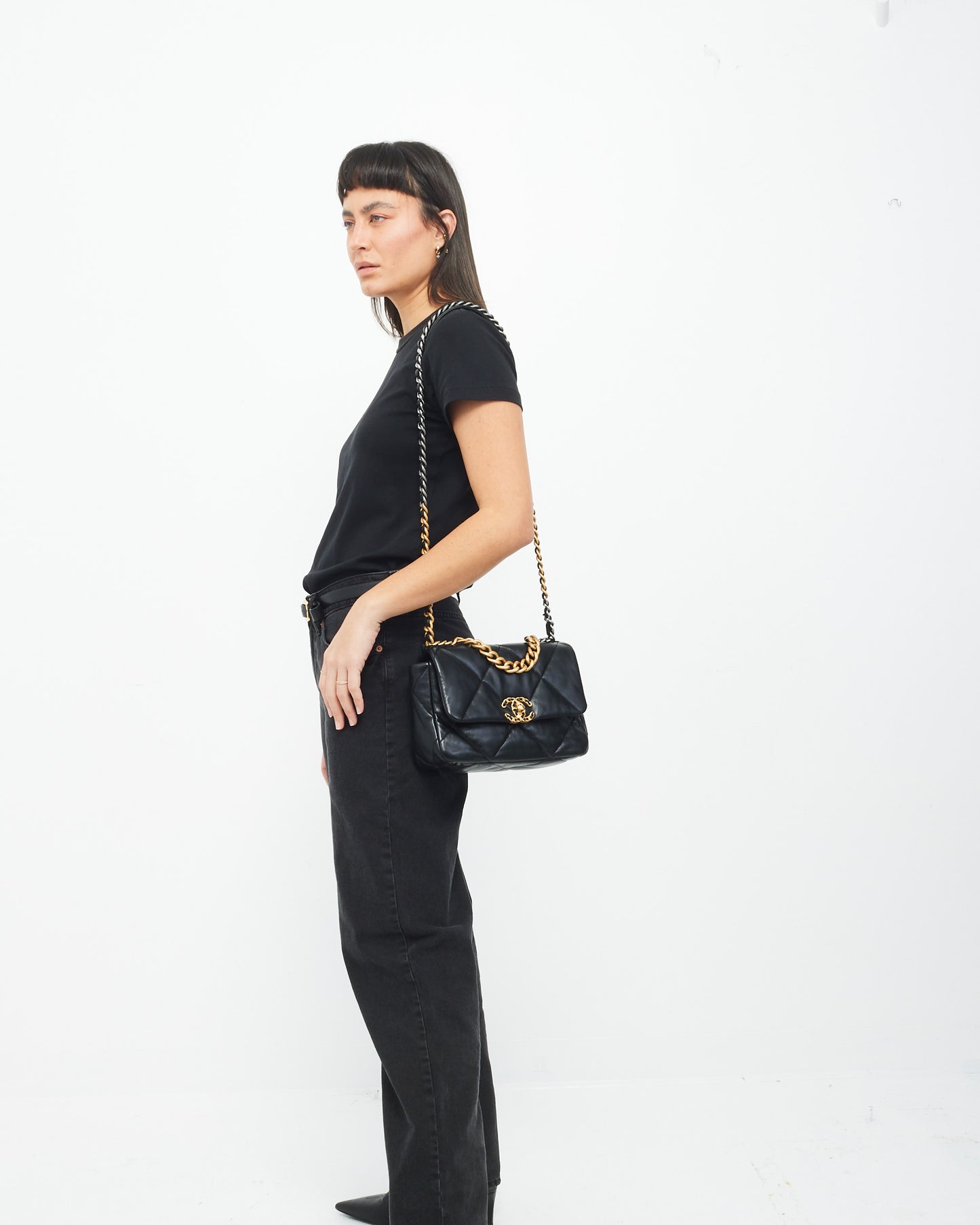 Sac à bandoulière Medium 19 en cuir matelassé noir Chanel