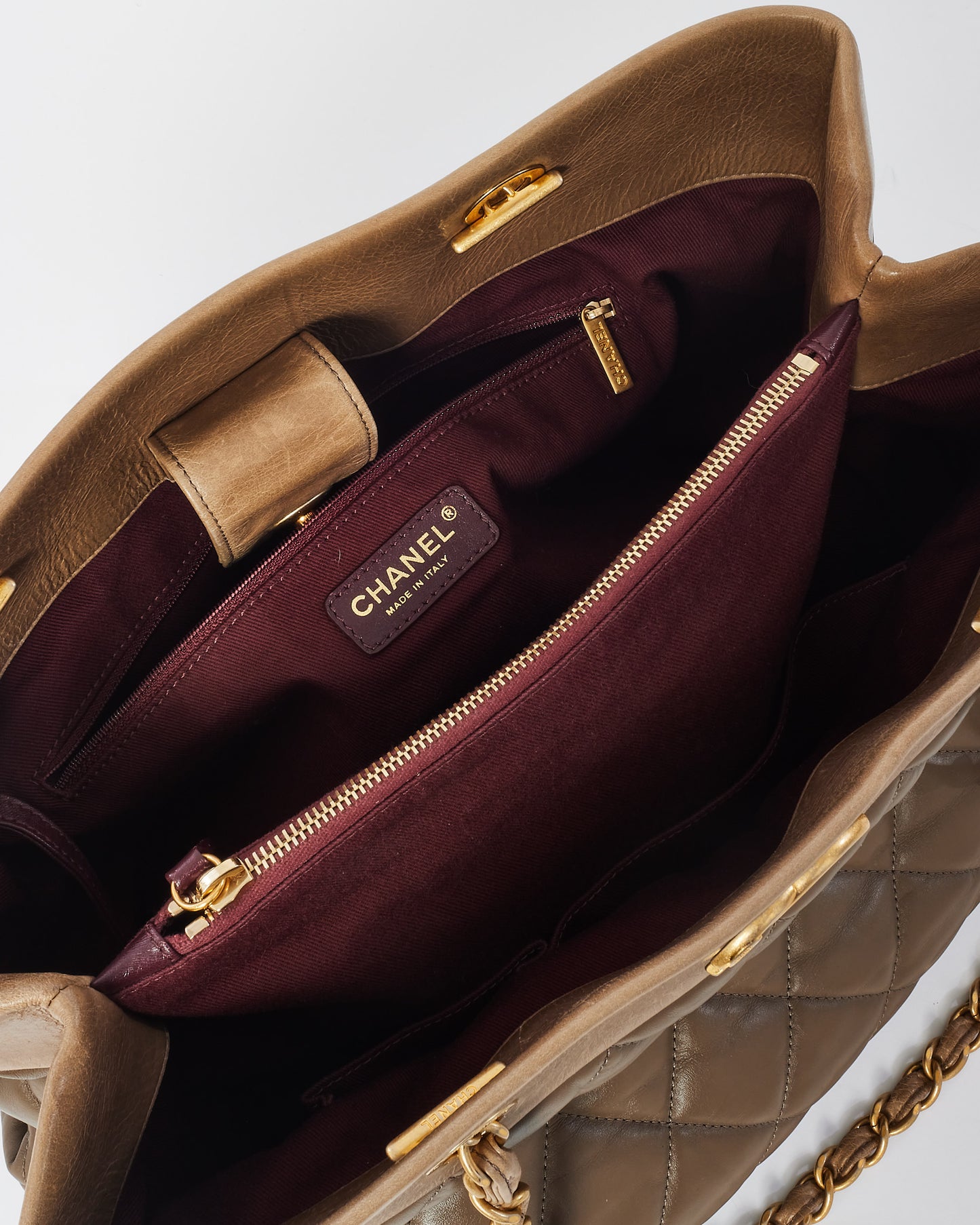 Grand cabas élégance en cuir matelassé souple marron Chanel