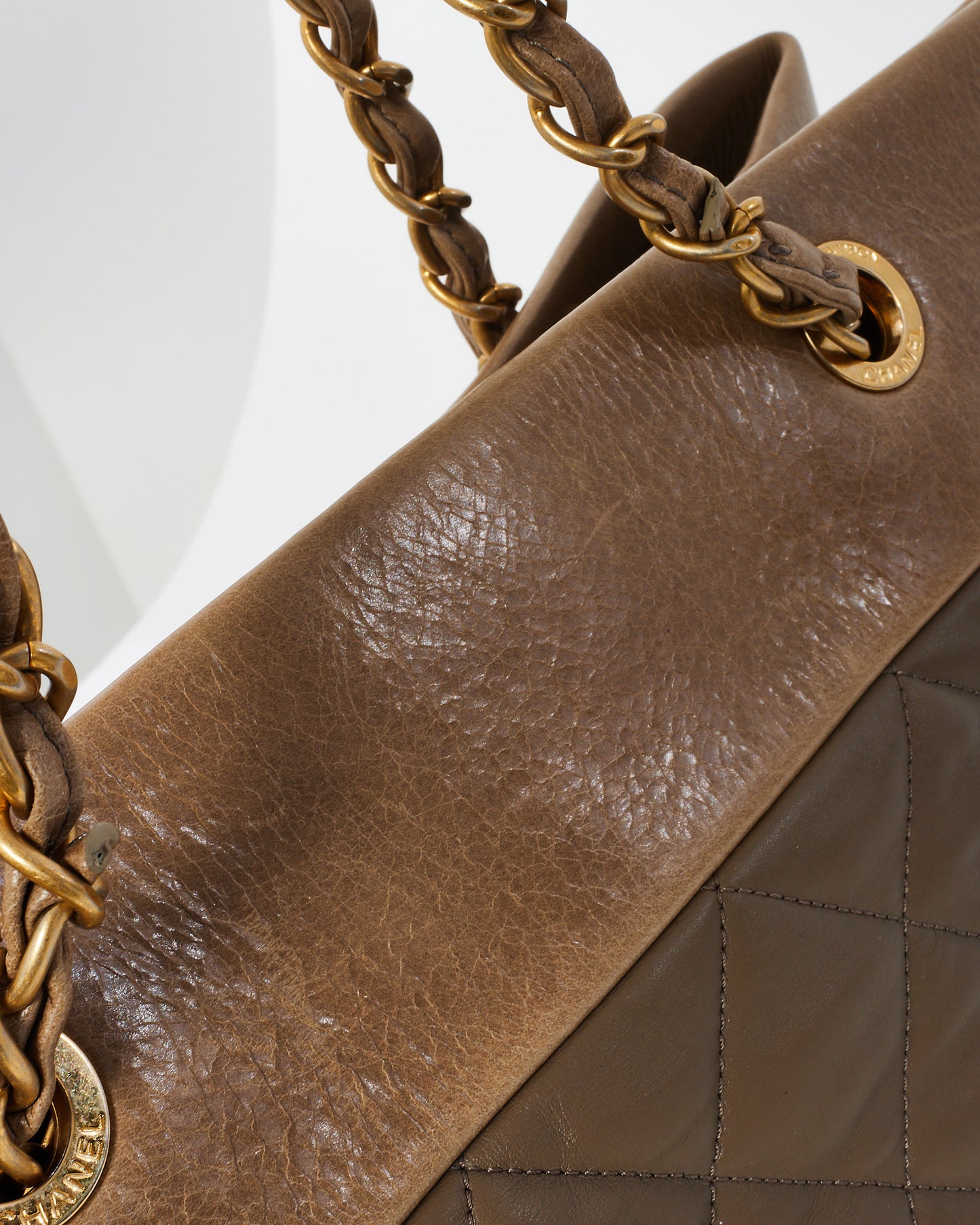 Grand cabas élégance en cuir matelassé souple marron Chanel