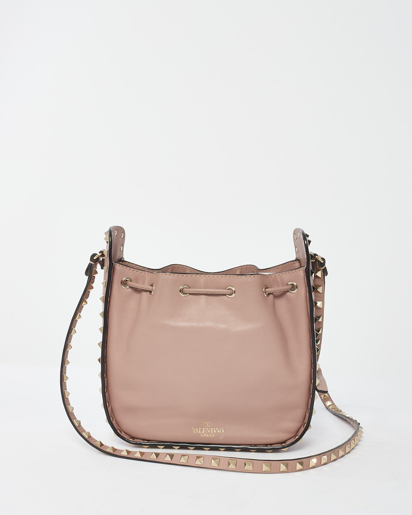 Petit sac seau à cordon Rockstud en cuir rose poudré Valentino