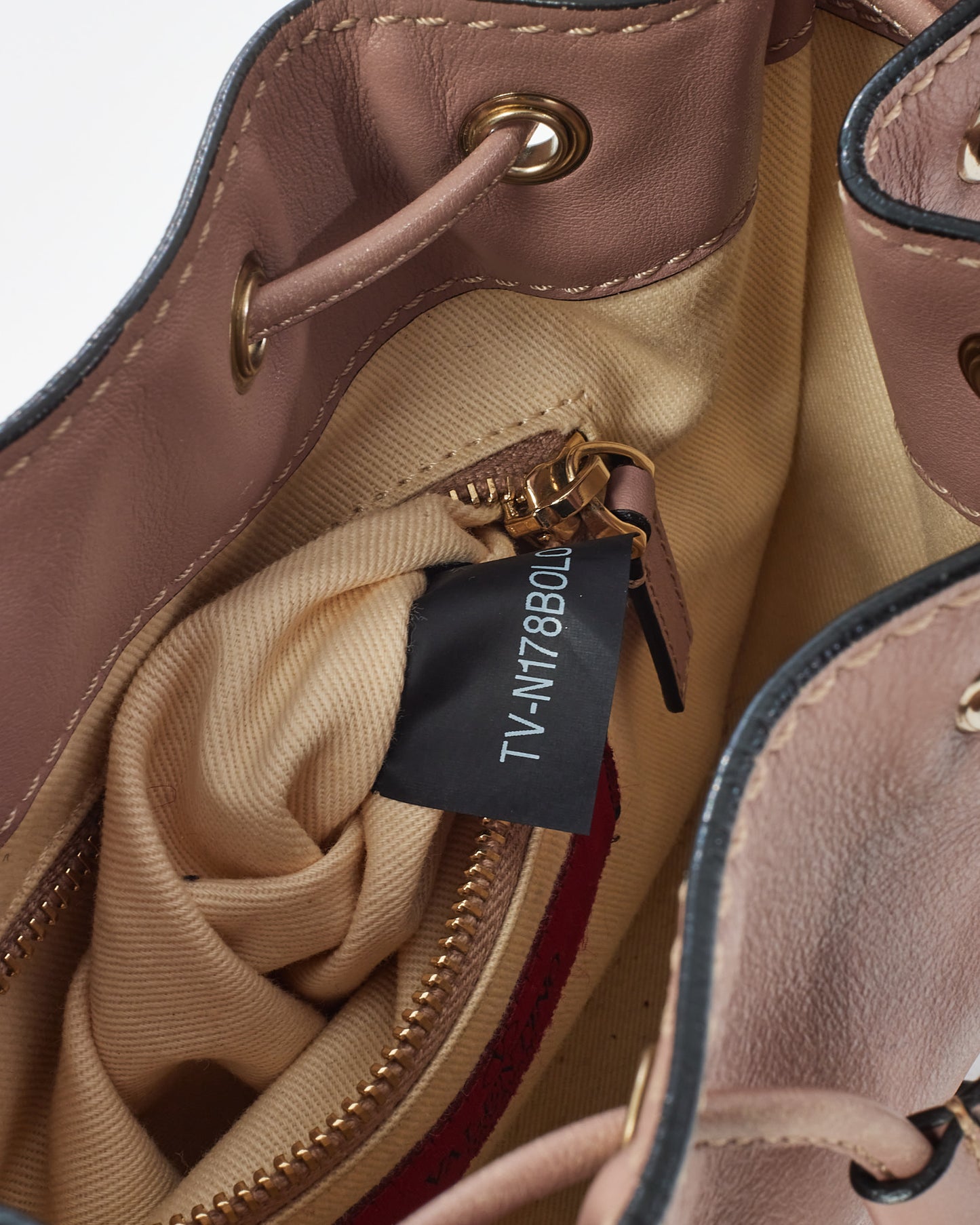 Petit sac seau à cordon Rockstud en cuir rose poudré Valentino