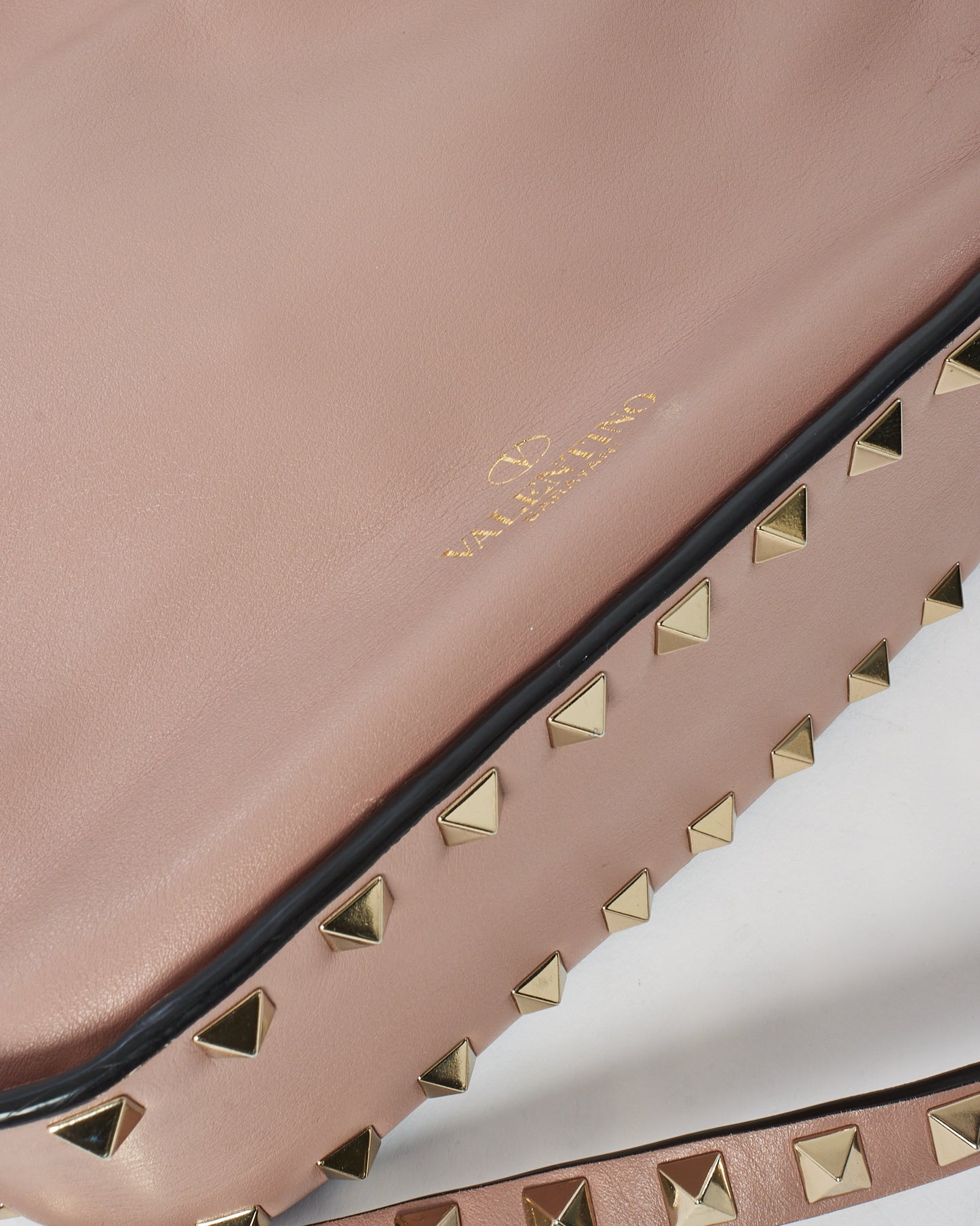 Petit sac seau à cordon Rockstud en cuir rose poudré Valentino