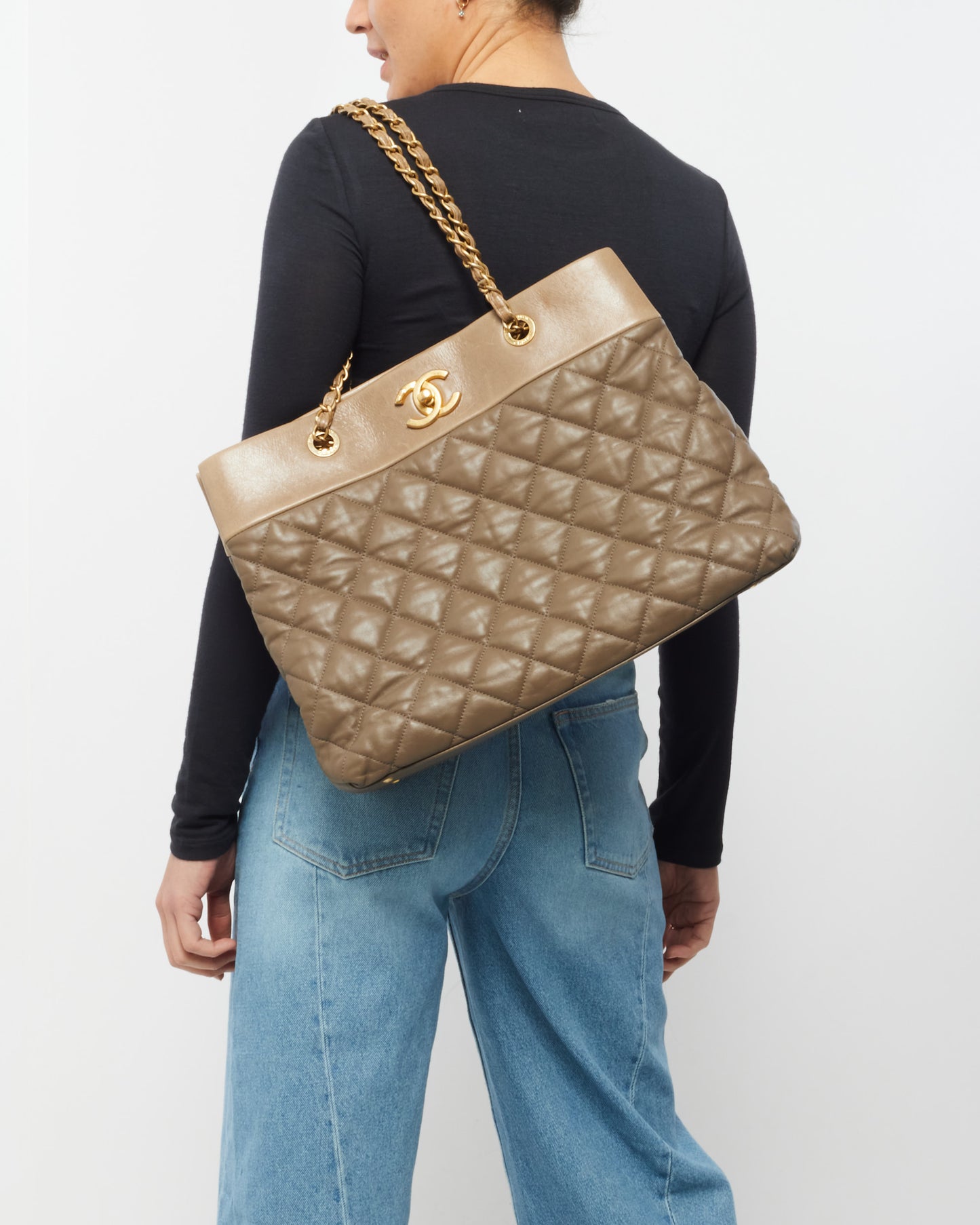 Grand cabas élégance en cuir matelassé souple marron Chanel