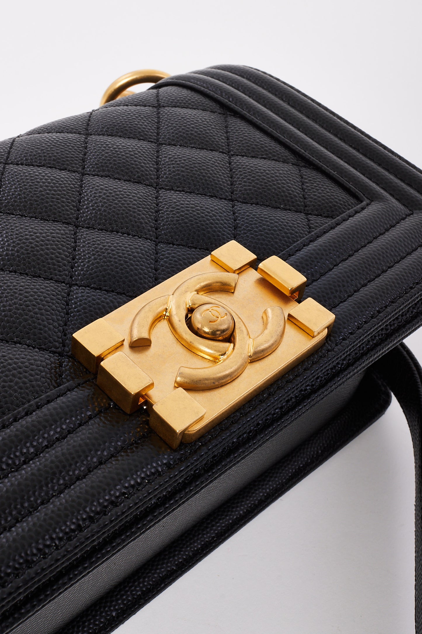 Sac petit garçon matelassé en cuir caviar noir Chanel GHW