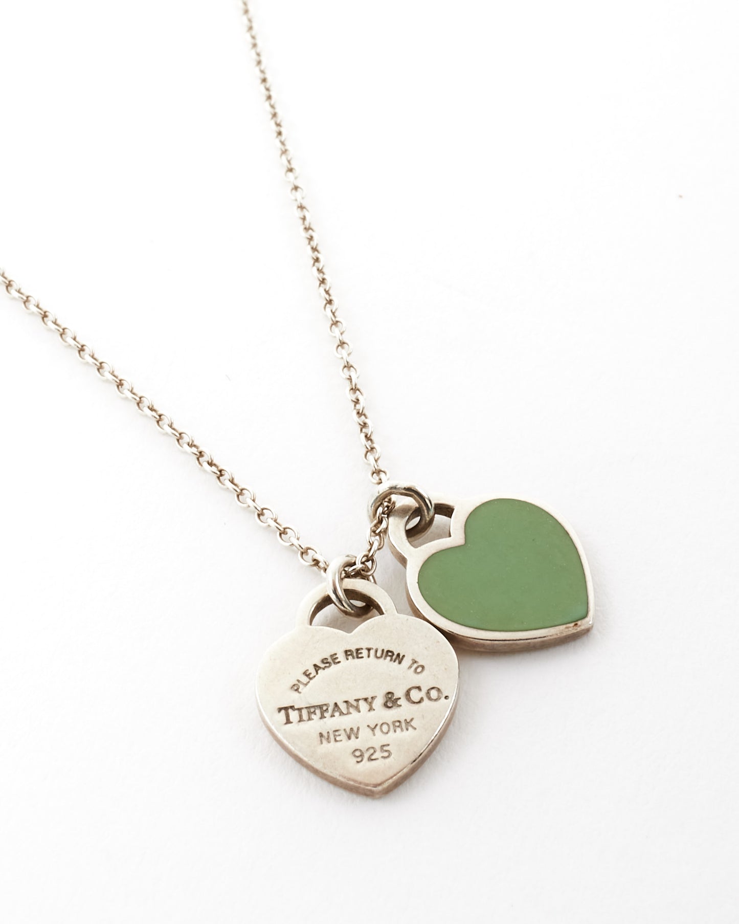 Tiffany &amp; Co. Collier pendentif en argent avec double étiquette en forme de cœur