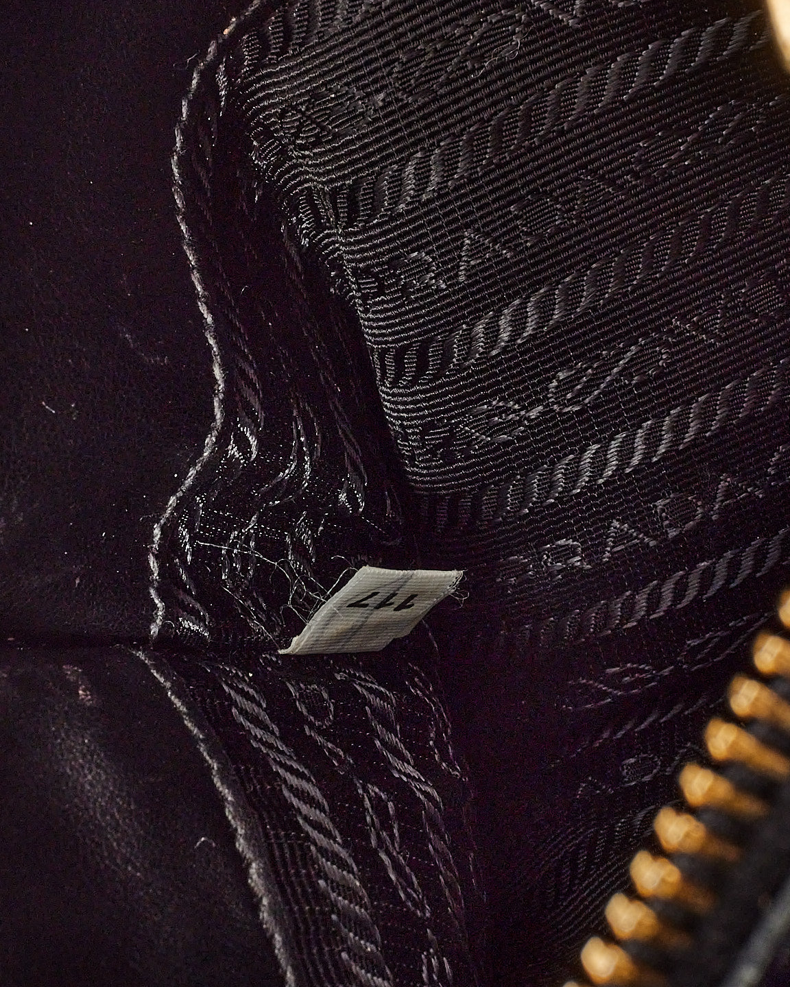 Petit fourre-tout monochrome en cuir saffiano noir Prada