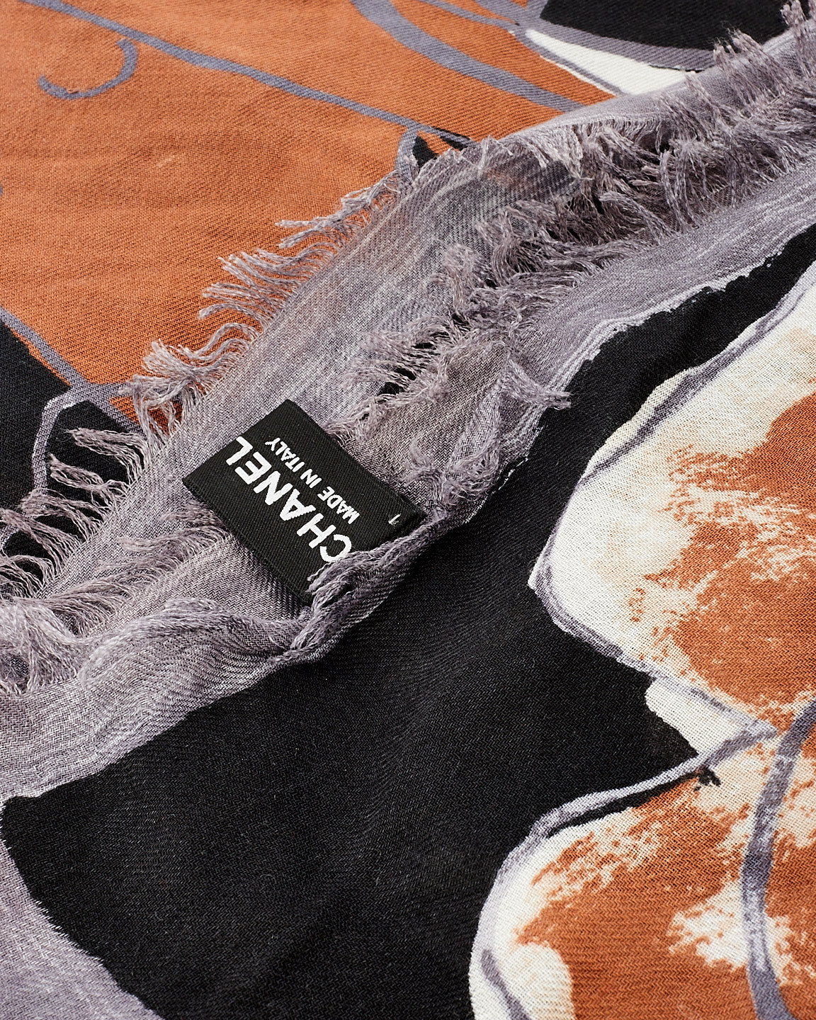 Écharpe Chanel à imprimé abstrait noir et marron avec logo CC et camélia
