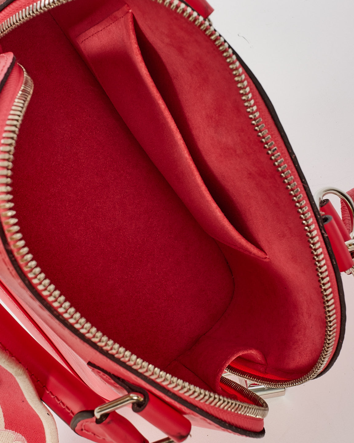 Louis Vuitton Alma BB en cuir épi rose avec bracelet en toile