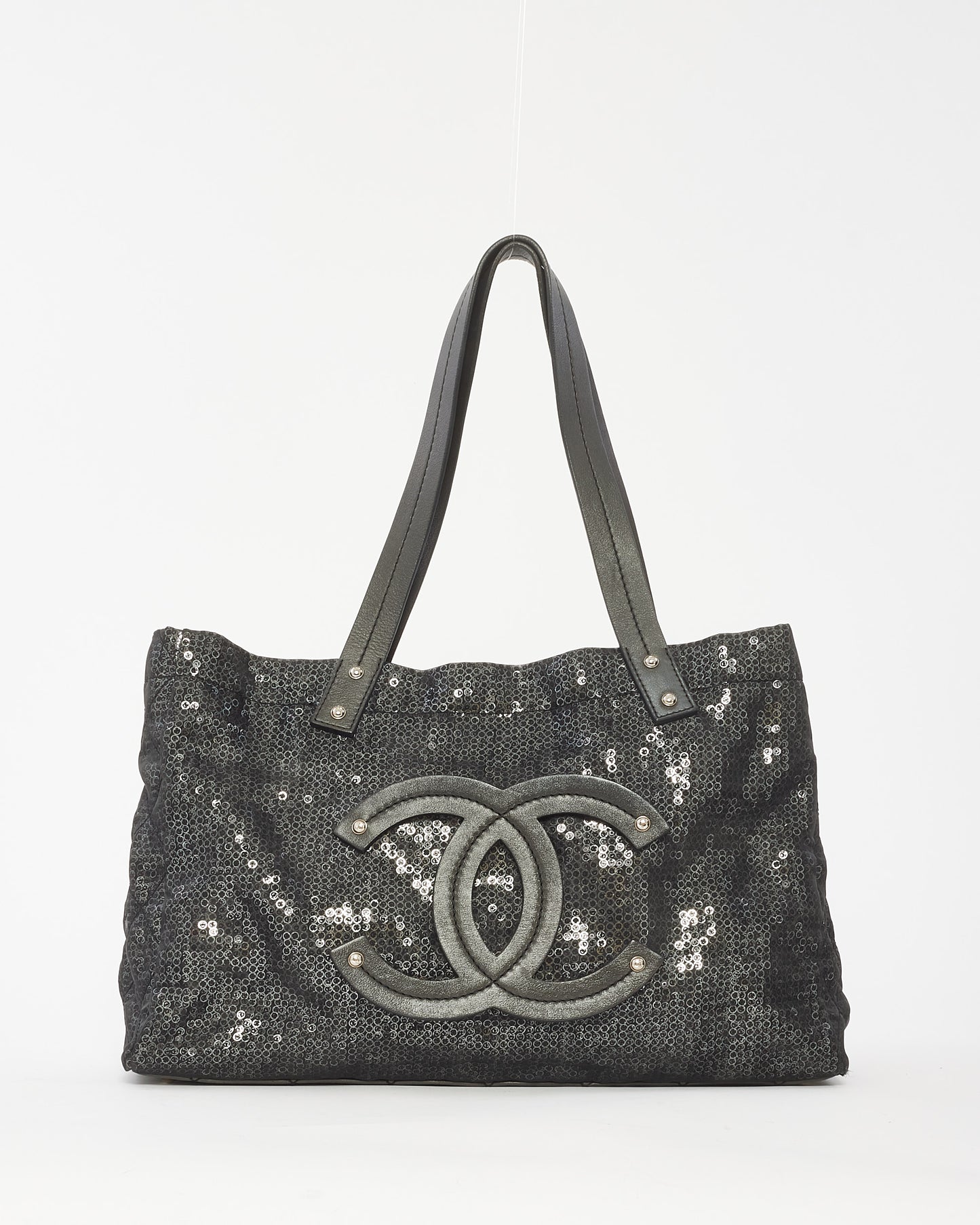 Sac fourre-tout à paillettes cachées en tissu maillé enduit de paillettes noires Chanel