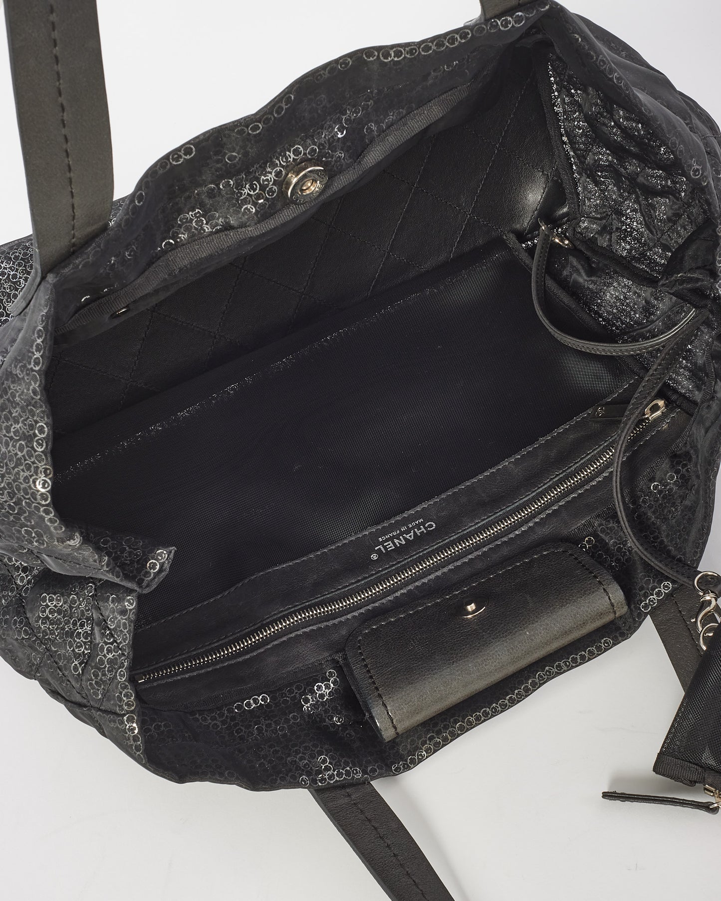Sac fourre-tout à paillettes cachées en tissu maillé enduit de paillettes noires Chanel