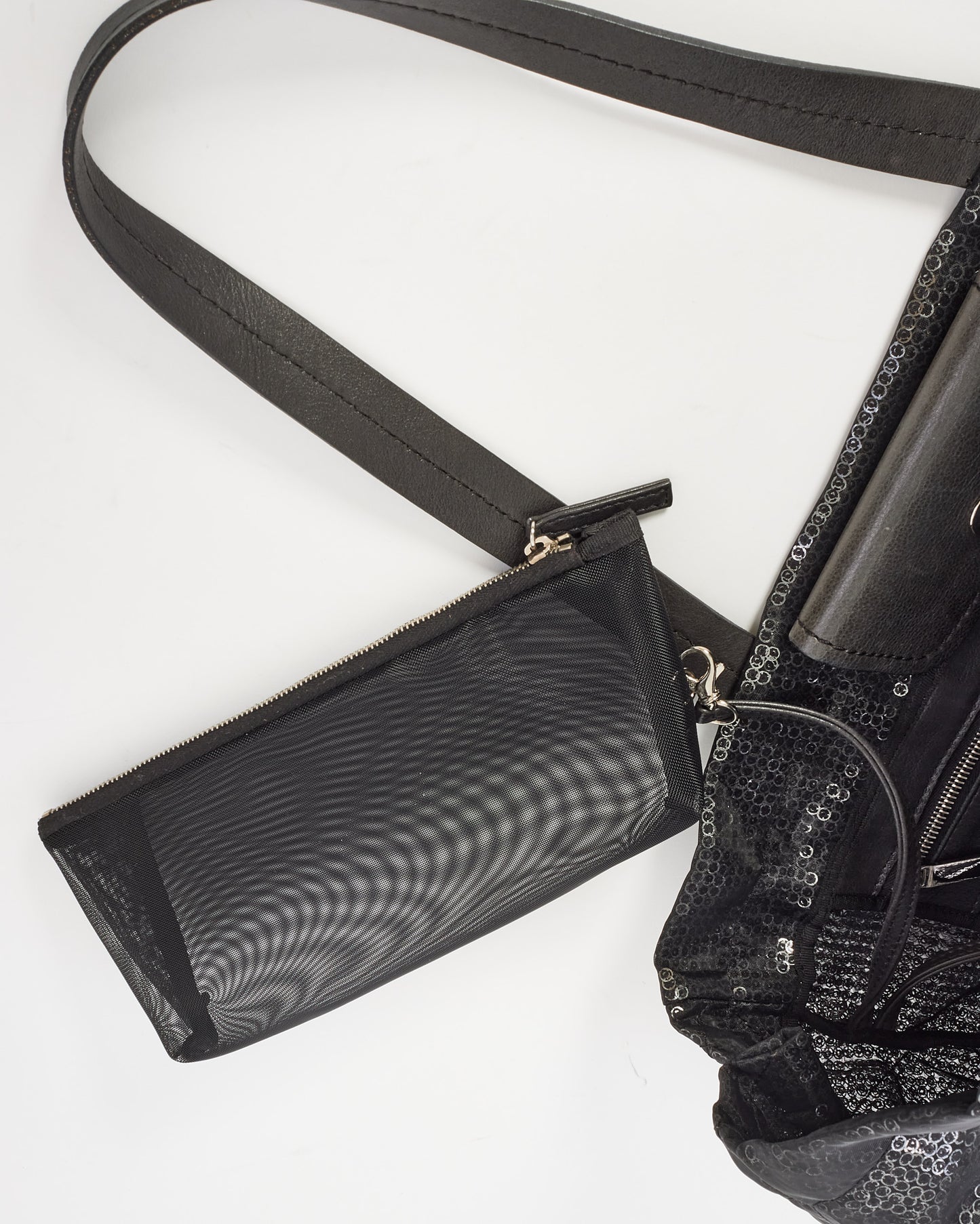 Sac fourre-tout à paillettes cachées en tissu maillé enduit de paillettes noires Chanel