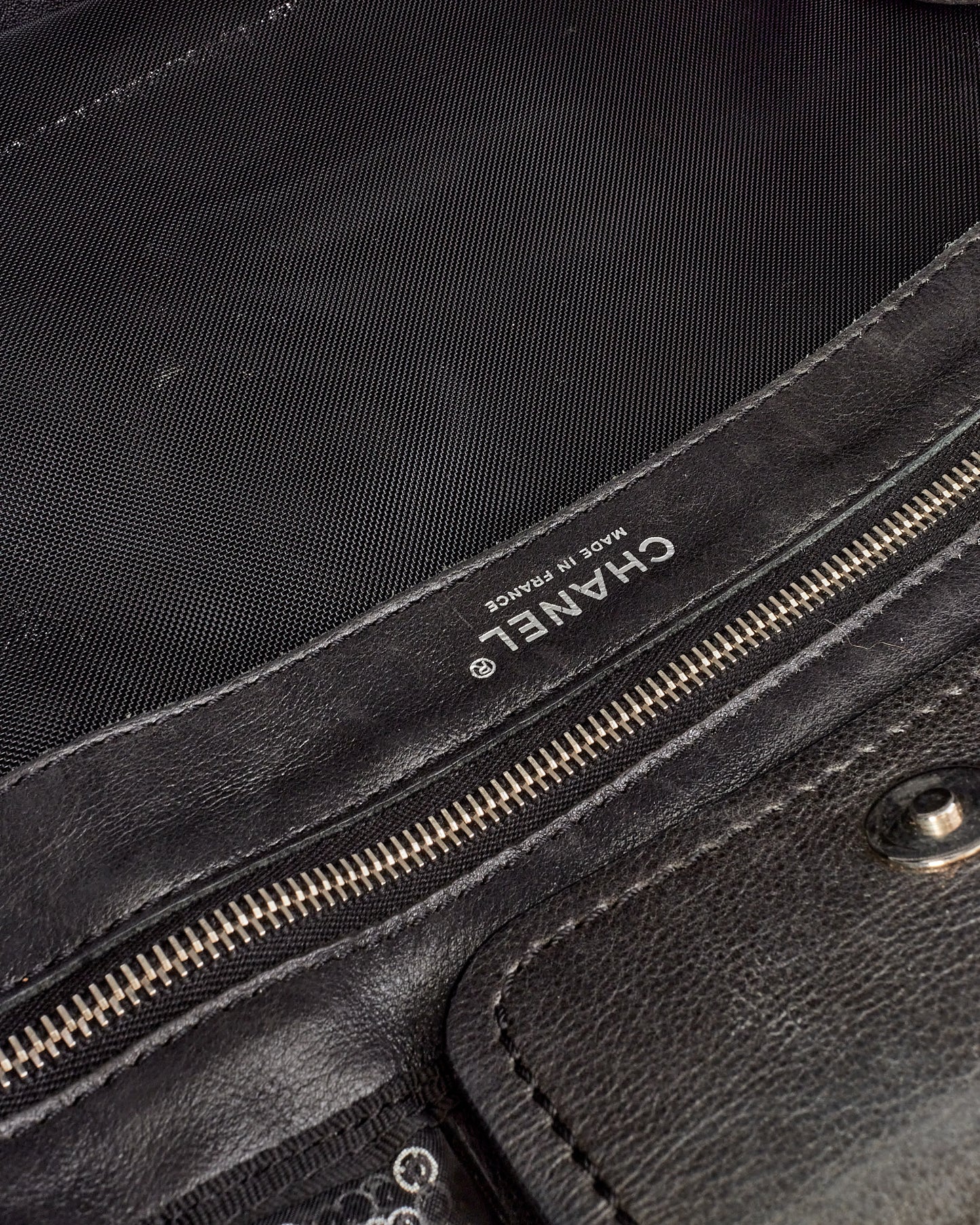 Sac fourre-tout à paillettes cachées en tissu maillé enduit de paillettes noires Chanel