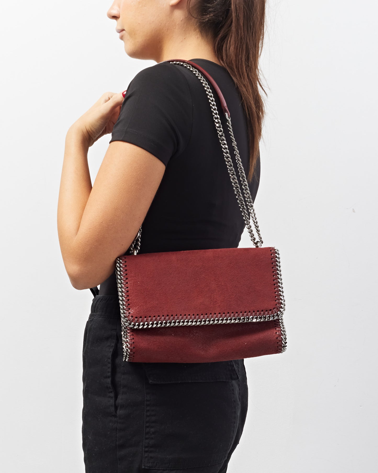 Stella McCartney Sac porté épaule en daim bordeaux Shaggy Deer avec chaîne à rabat