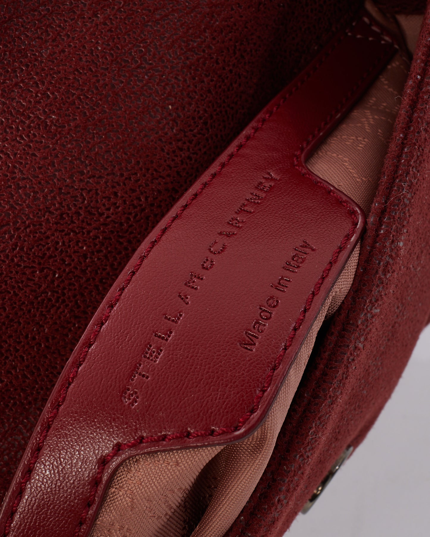 Stella McCartney Sac porté épaule en daim bordeaux Shaggy Deer avec chaîne à rabat