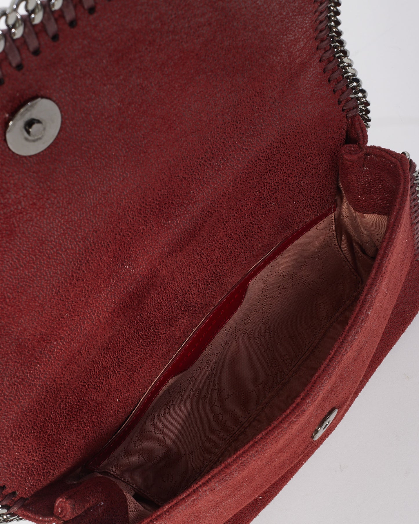 Stella McCartney Sac porté épaule en daim bordeaux Shaggy Deer avec chaîne à rabat