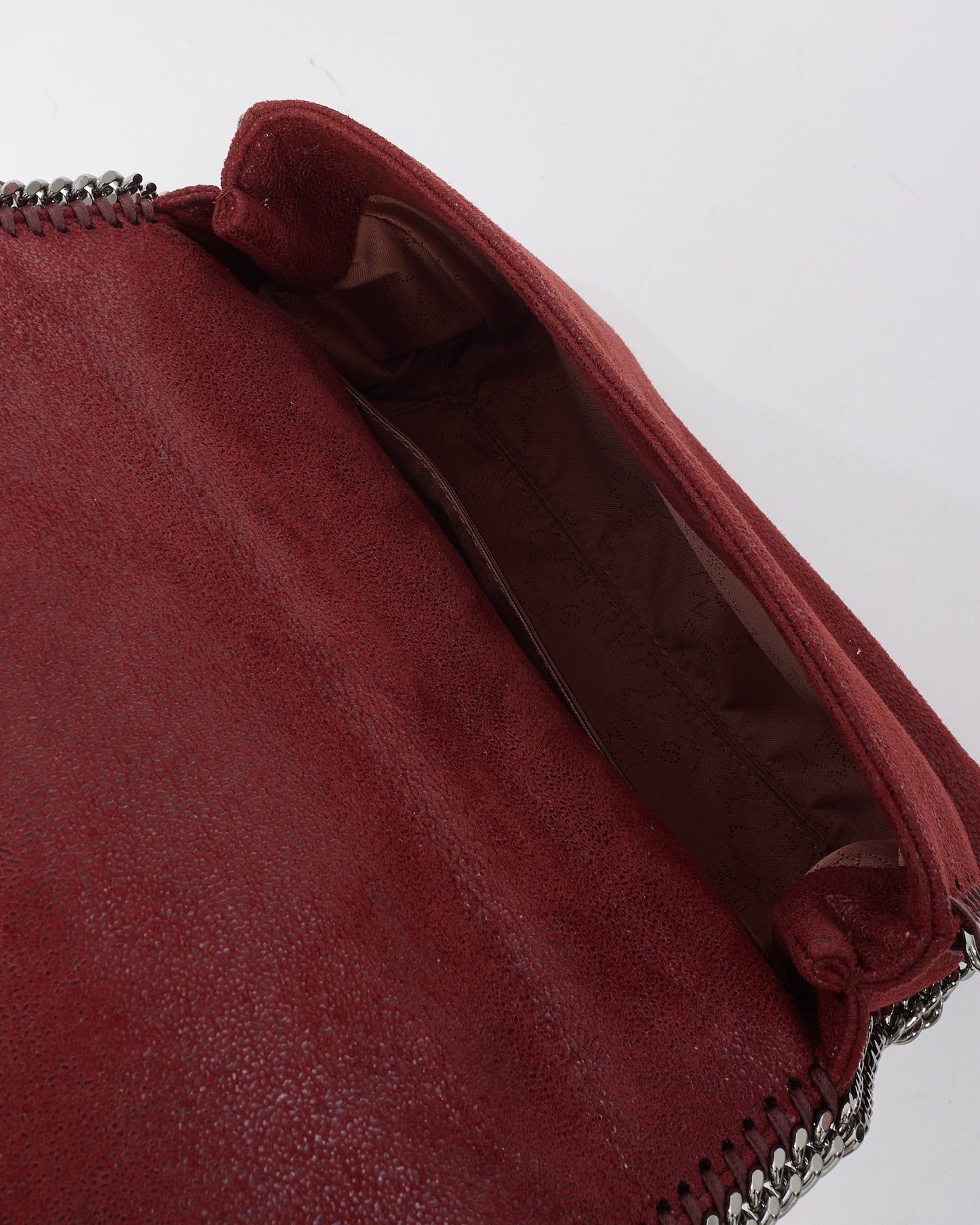 Stella McCartney Sac porté épaule en daim bordeaux Shaggy Deer avec chaîne à rabat