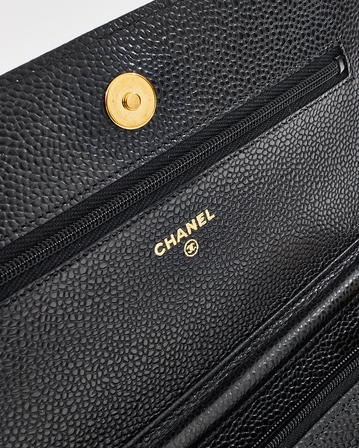 Portefeuille en cuir caviar noir Chanel sur chaîne GHW