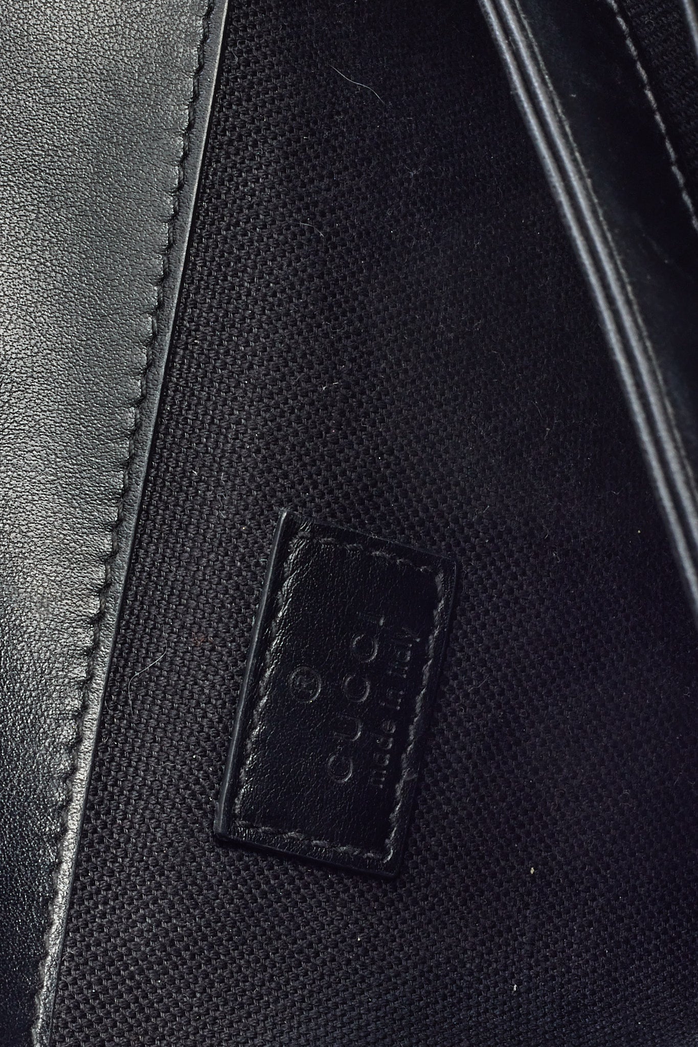 Gucci Black Chevron Matelassé Calfskin Leather Monochrome GG Marmont Crossbody Shoulder Bag