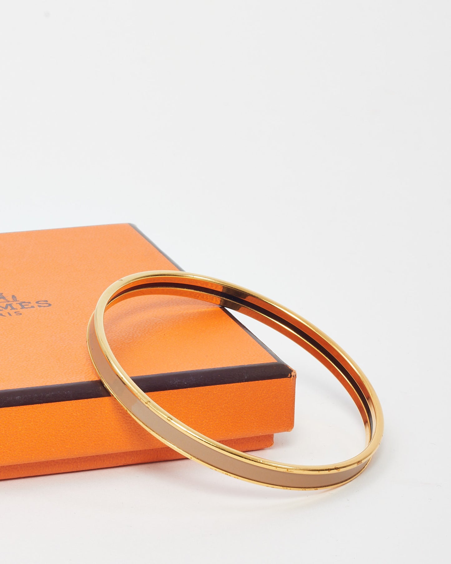 Hermès Gold and Beige Enamelled Uni Logo Extra Narrow Bangle - M