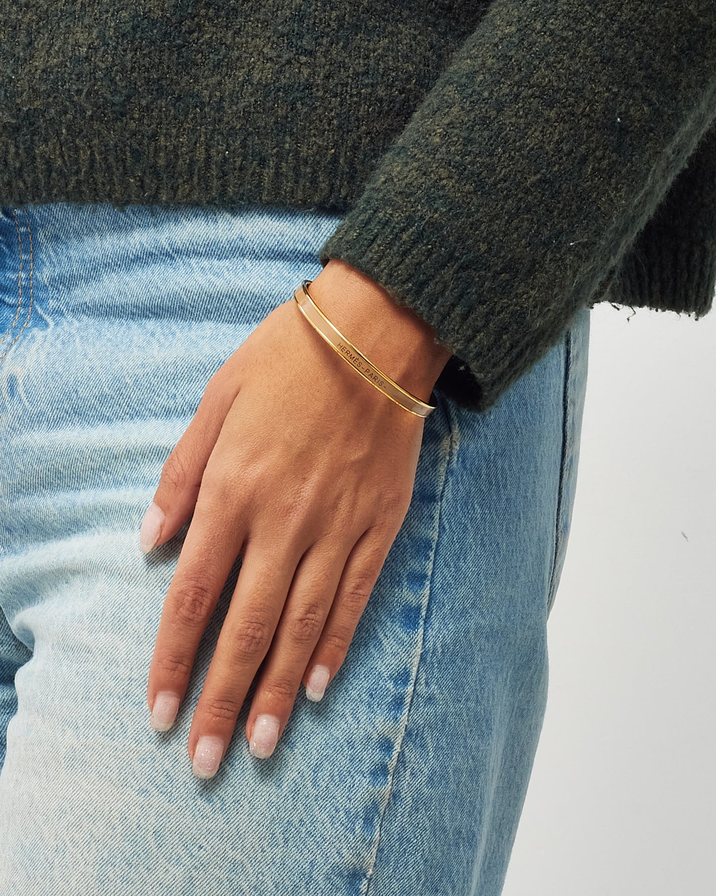 Hermès Gold and Beige Enamelled Uni Logo Extra Narrow Bangle - M