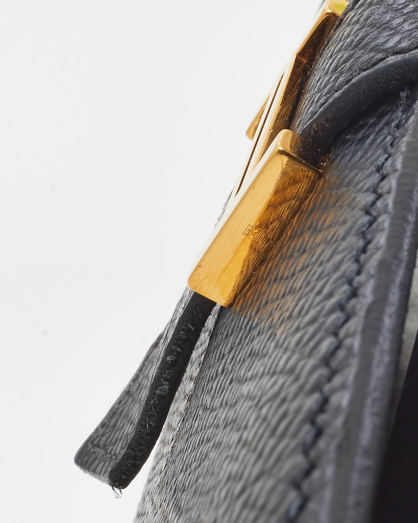 Petit sac Caro en cuir gris (pierre) Dior avec détails dorés