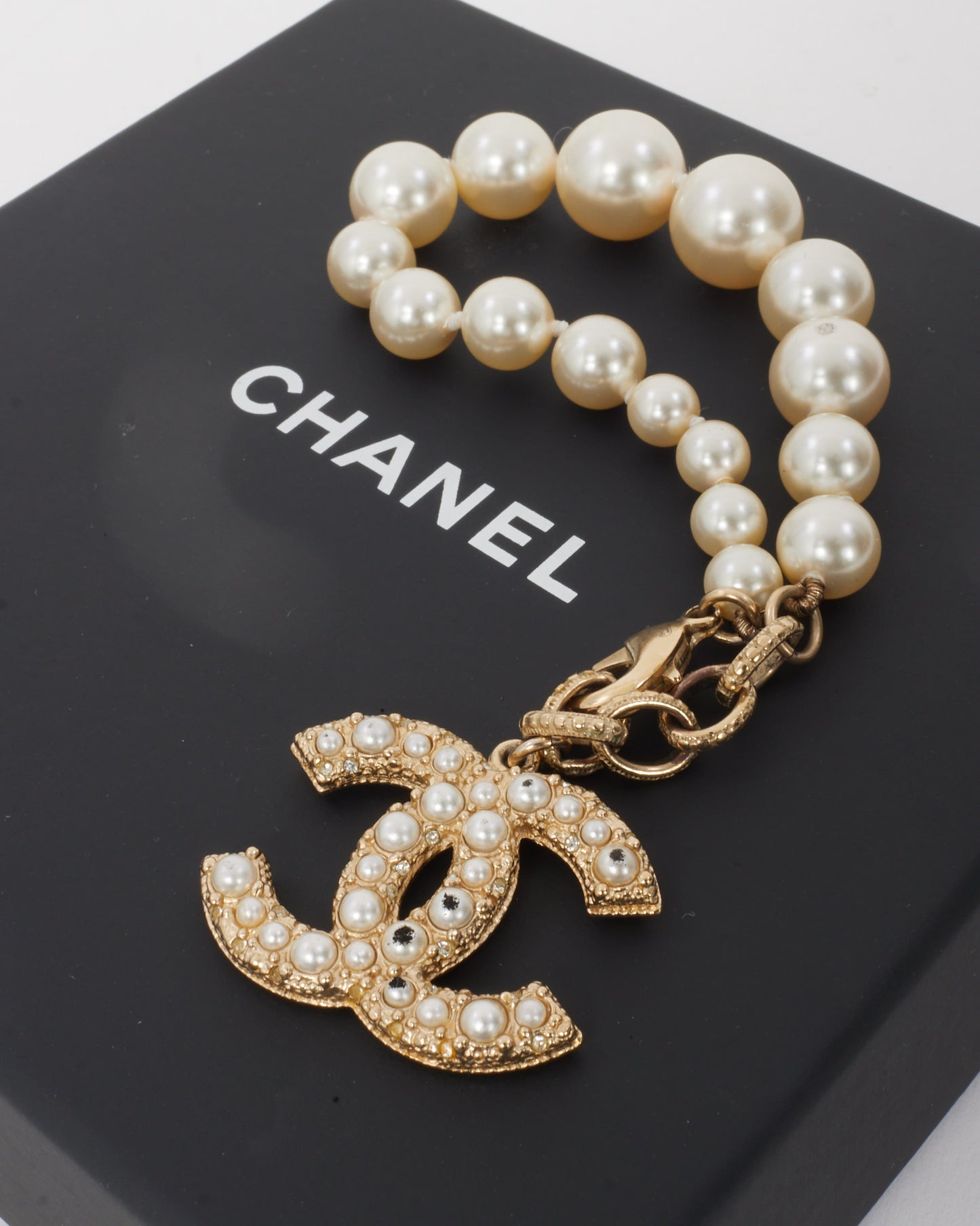 Chanel White Pearl and Gold CC Pearl Logo Charm Bracelet