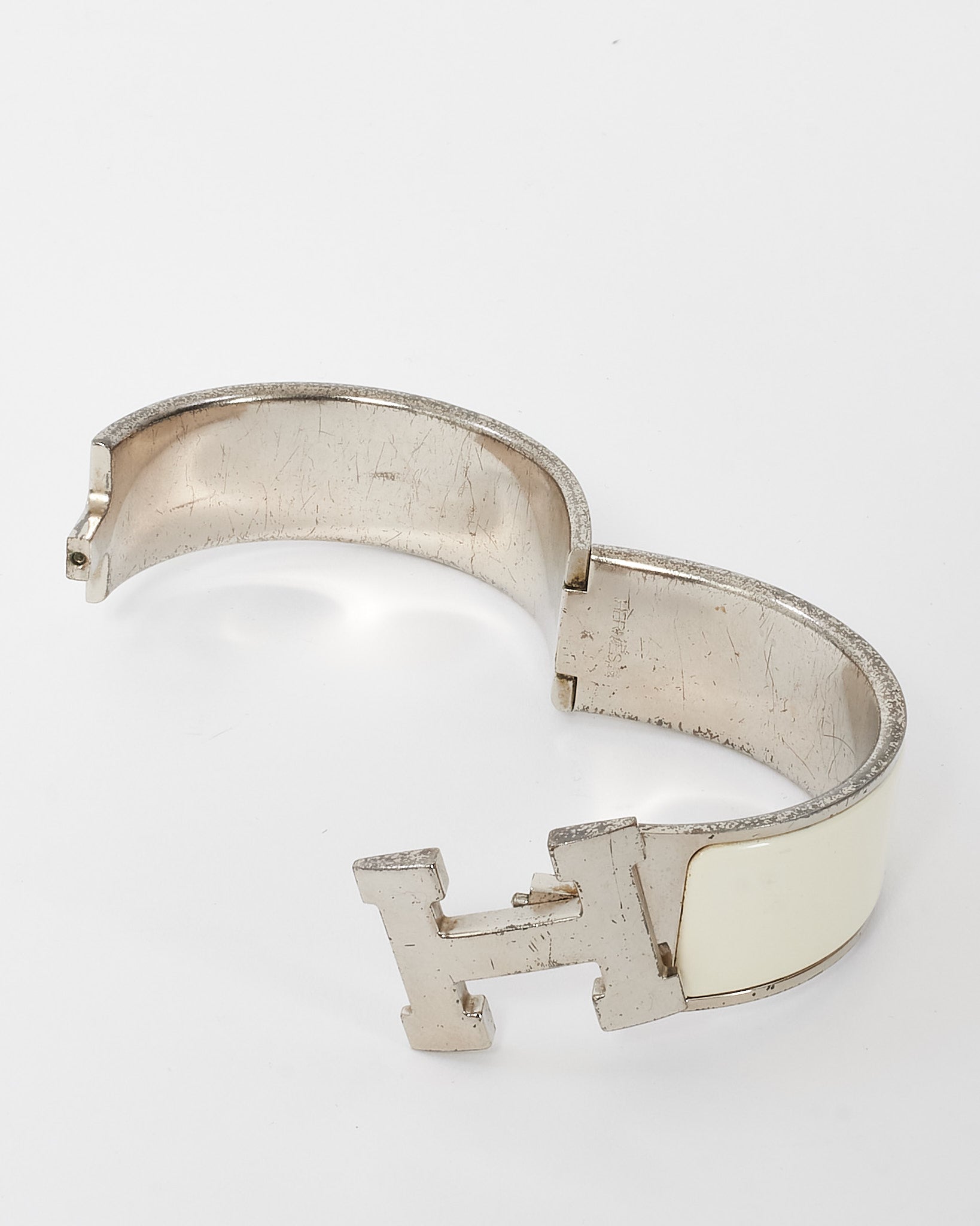 Buy Hermès Silver White Enamel Wide Clic Clac H Bracelet - GM