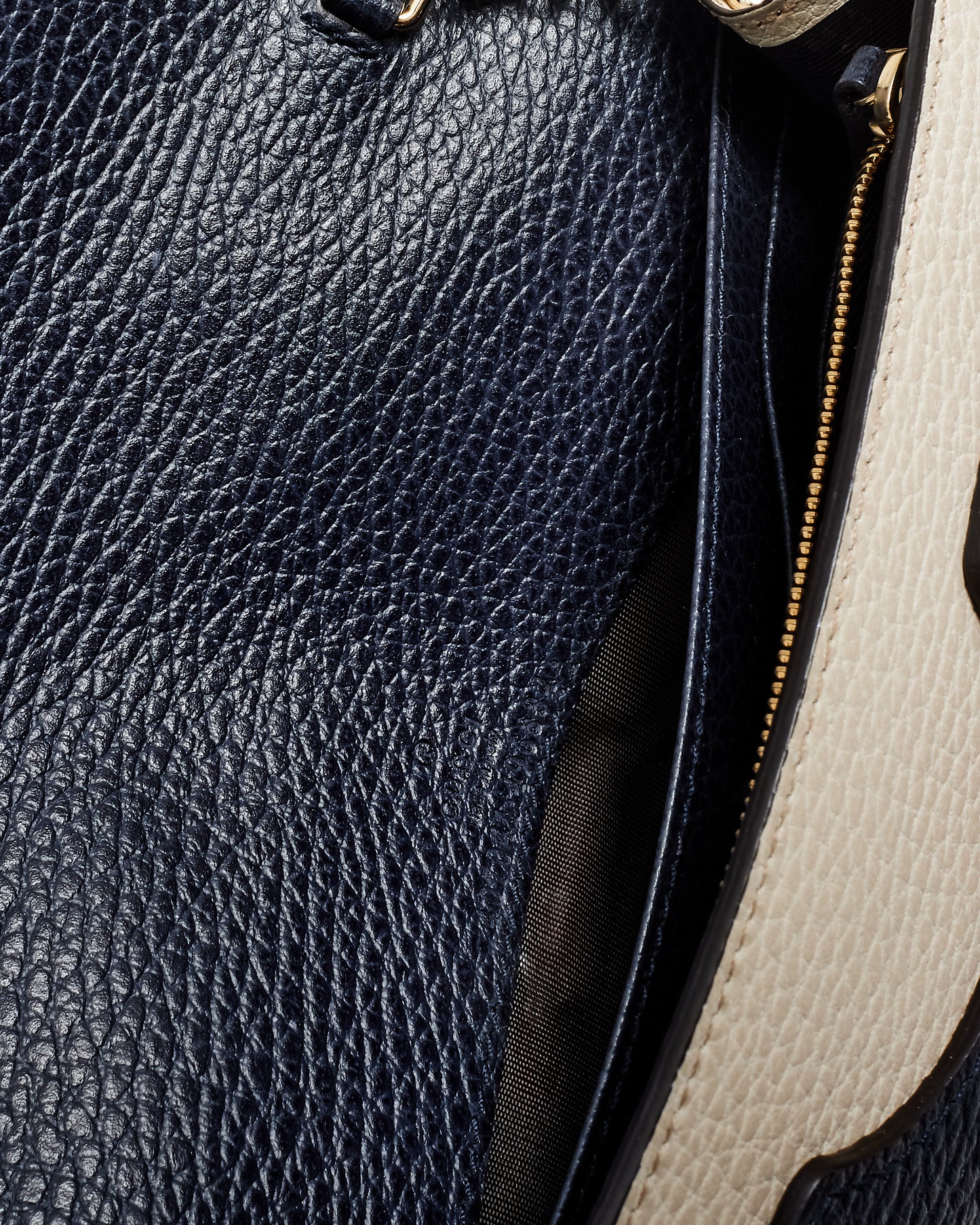 Gucci GG Red White & Dark Navy Blue Embossed Soho Logo Wallet On Chain