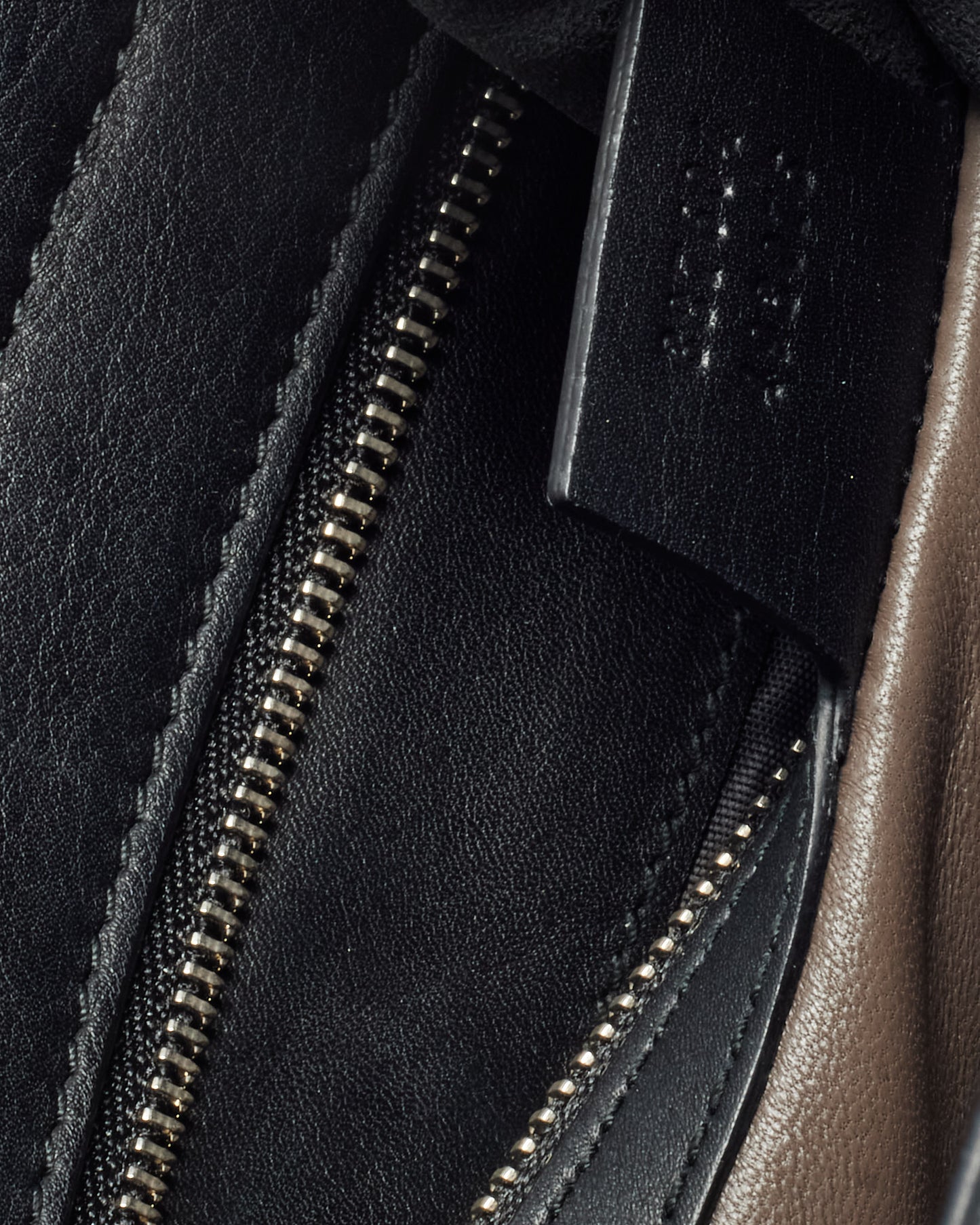 Gucci Black Smooth Leather Interlocking G Dollar Flap Medium Chain Shoulder Bag