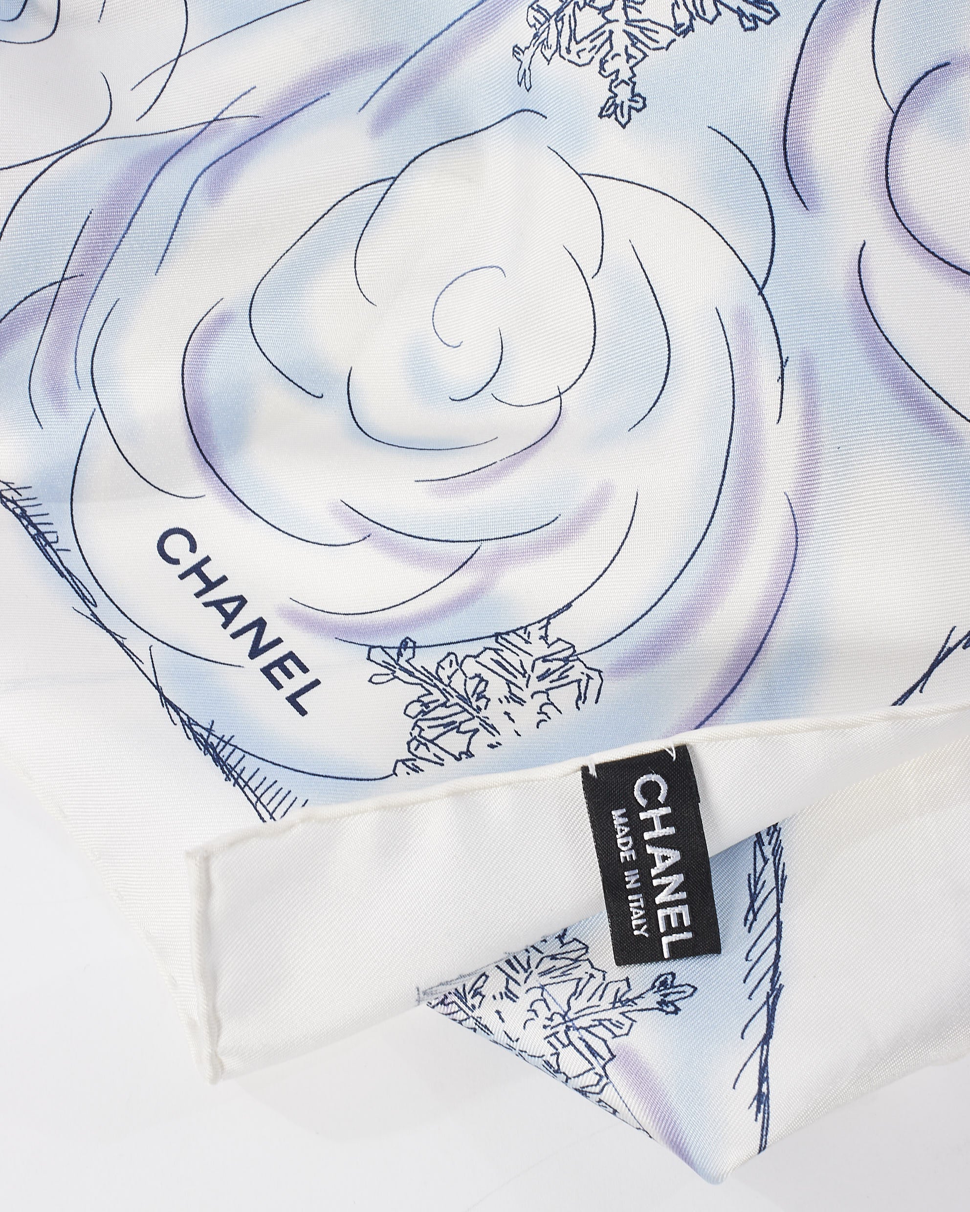 シャネル　CHANEL スカーフ　動物　しろくま Buy Chanel White & Blue Polar Bear Camelia Logo Silk Scarf