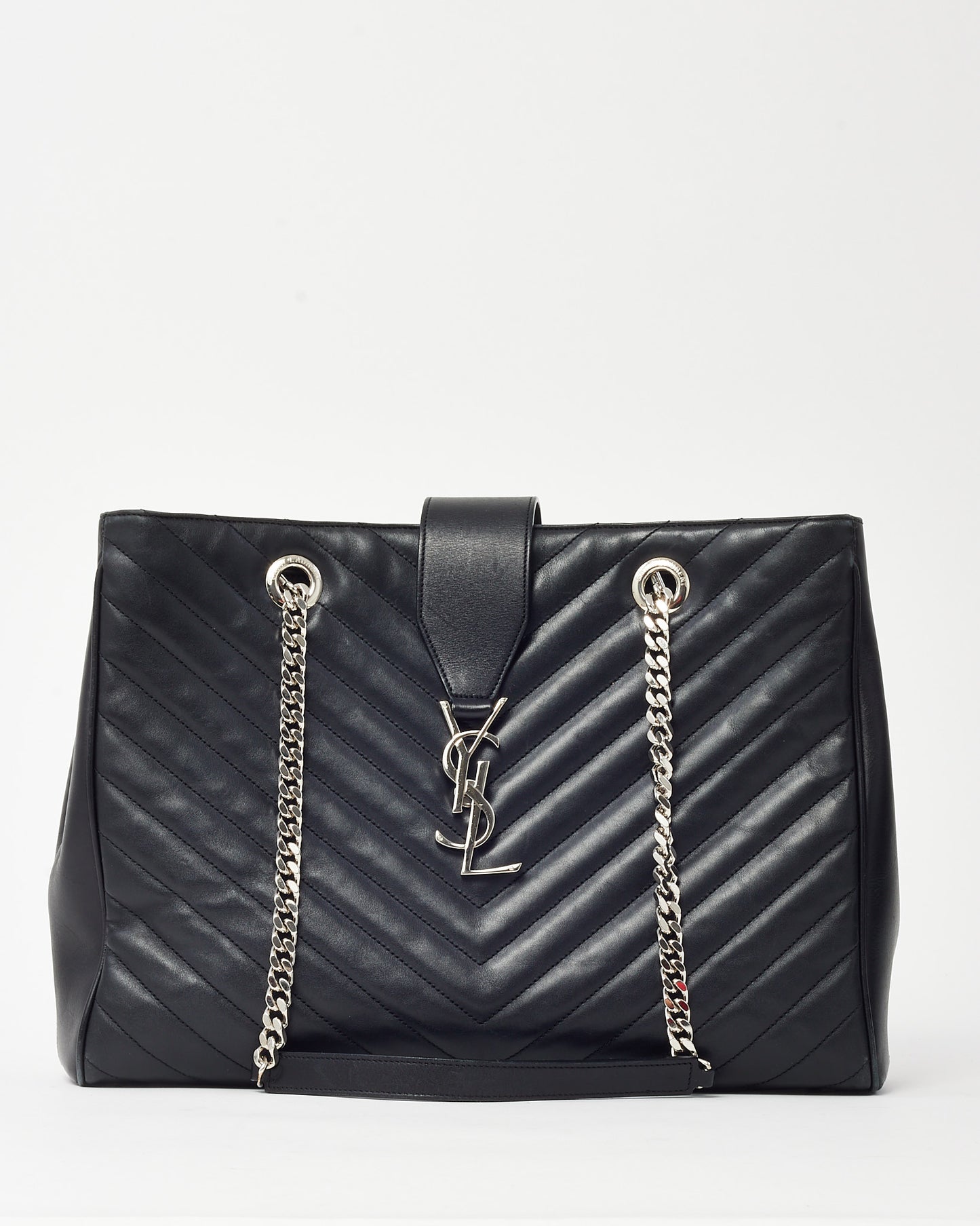 Sac cabas Saint Laurent YSL grand format en cuir noir matelassé chevrons, finitions argentées.