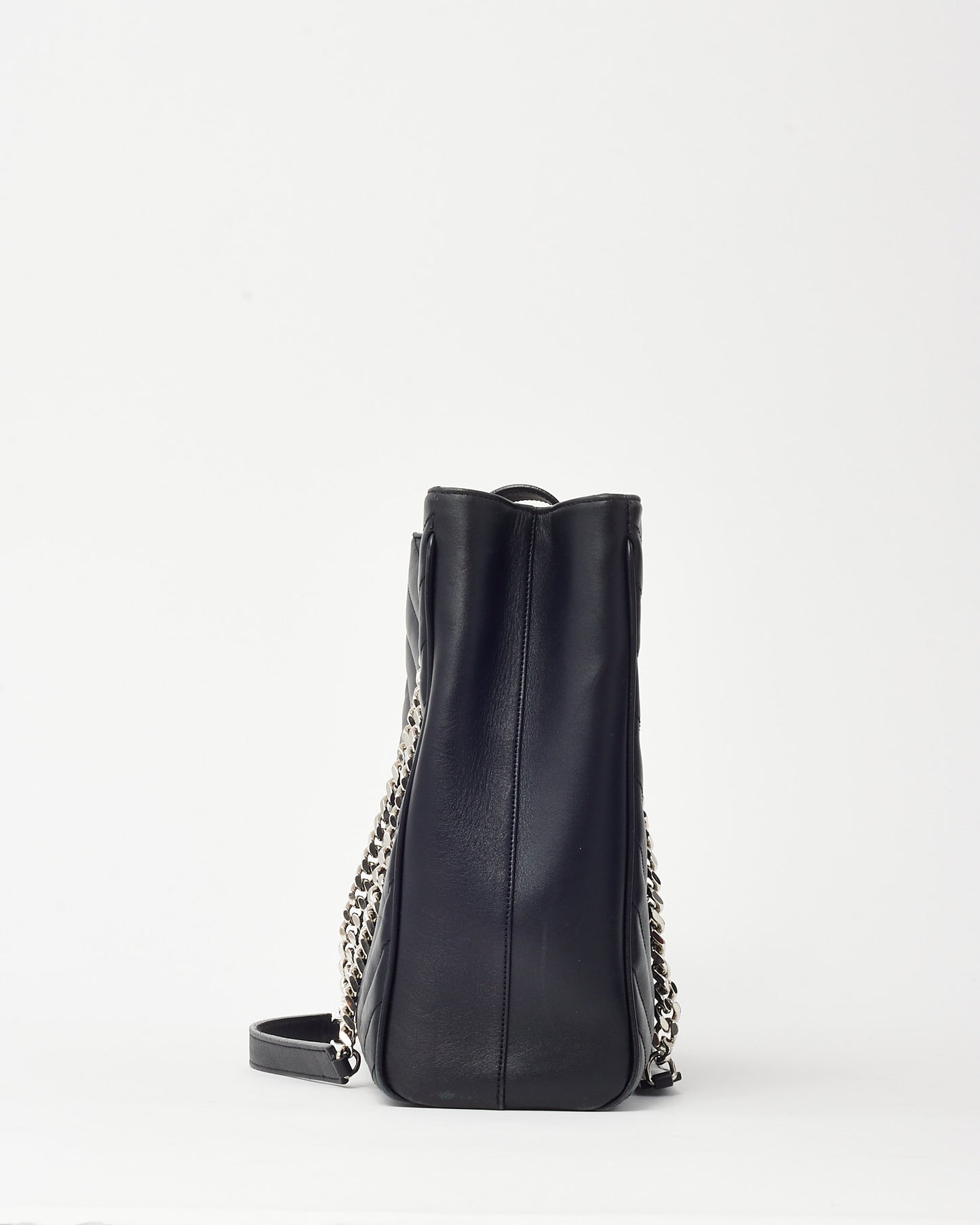 Sac cabas Saint Laurent YSL grand format en cuir noir matelassé chevrons, finitions argentées.