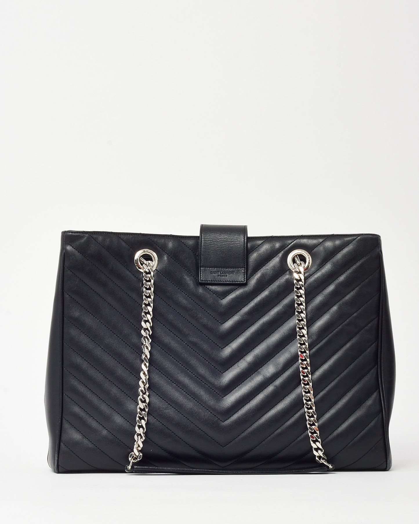 Sac cabas Saint Laurent YSL grand format en cuir noir matelassé chevrons, finitions argentées.