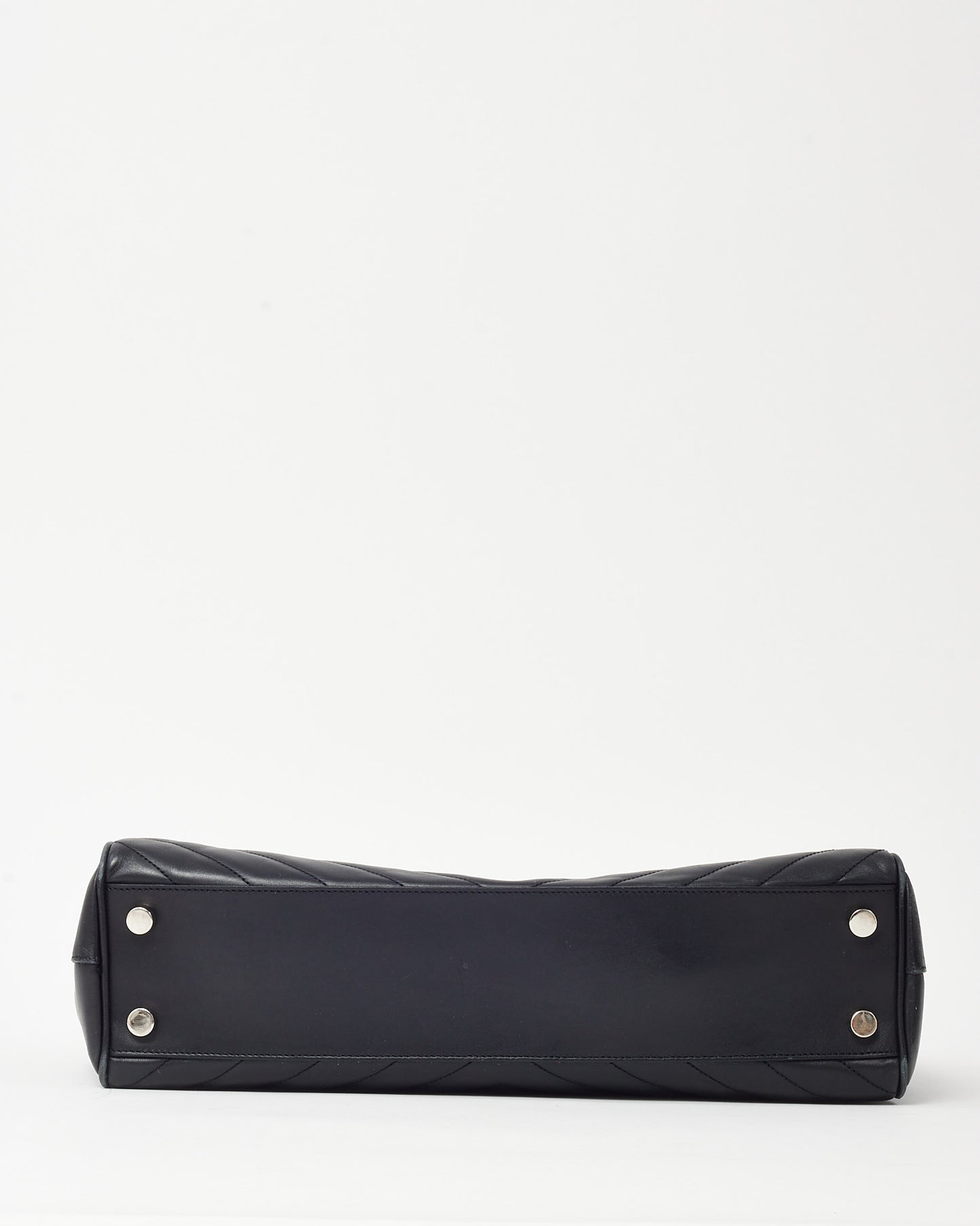 Sac cabas Saint Laurent YSL grand format en cuir noir matelassé chevrons, finitions argentées.