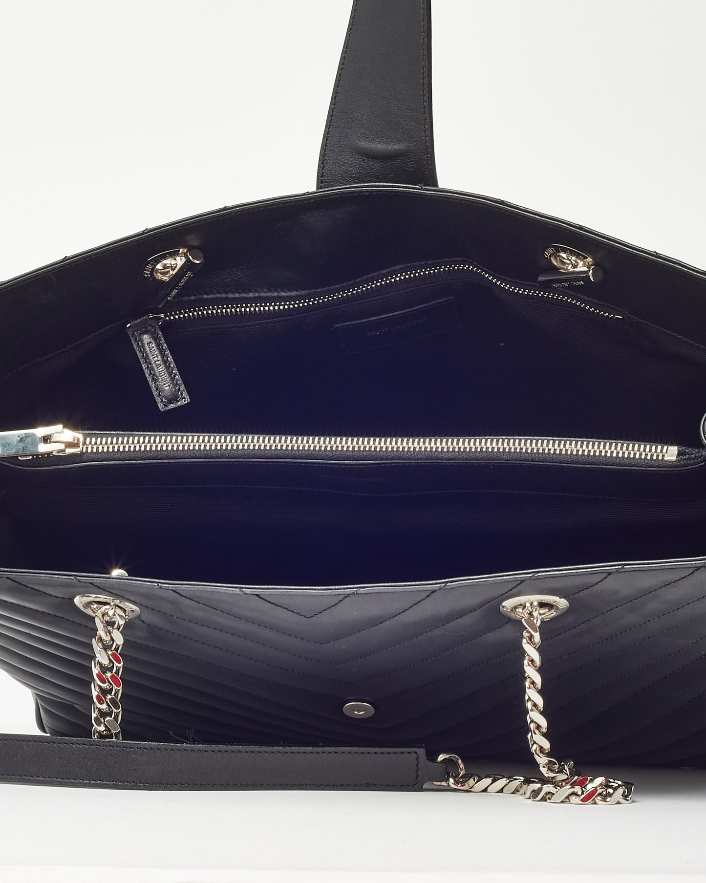 Sac cabas Saint Laurent YSL grand format en cuir noir matelassé chevrons, finitions argentées.