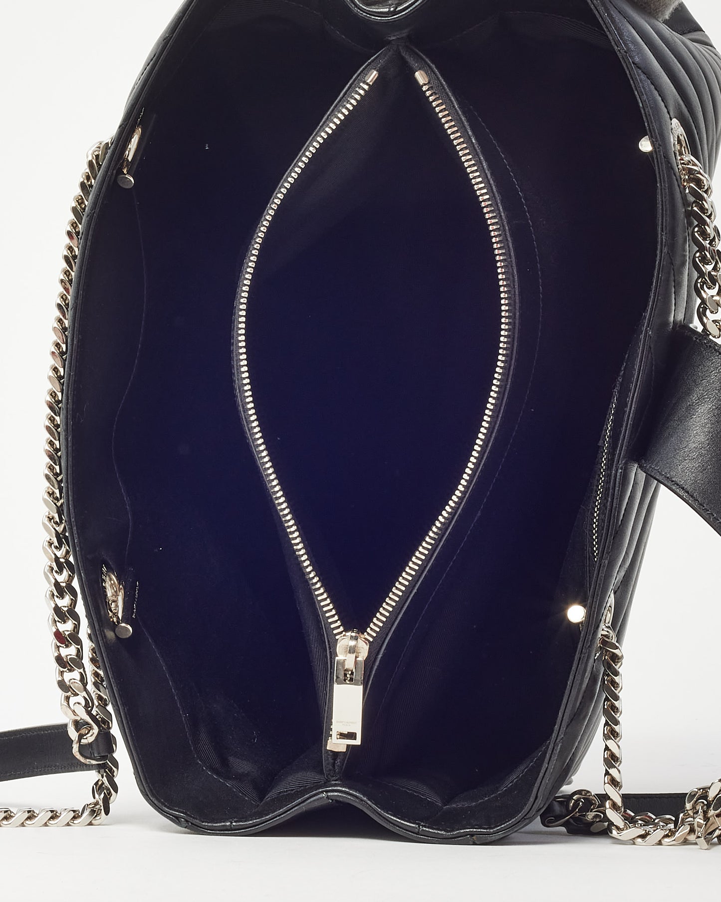 Sac cabas Saint Laurent YSL grand format en cuir noir matelassé chevrons, finitions argentées.
