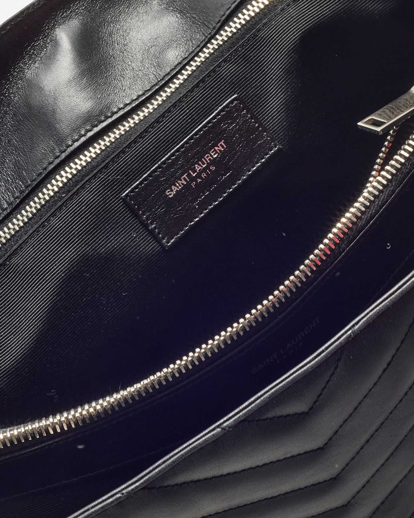 Sac cabas Saint Laurent YSL grand format en cuir noir matelassé chevrons, finitions argentées.